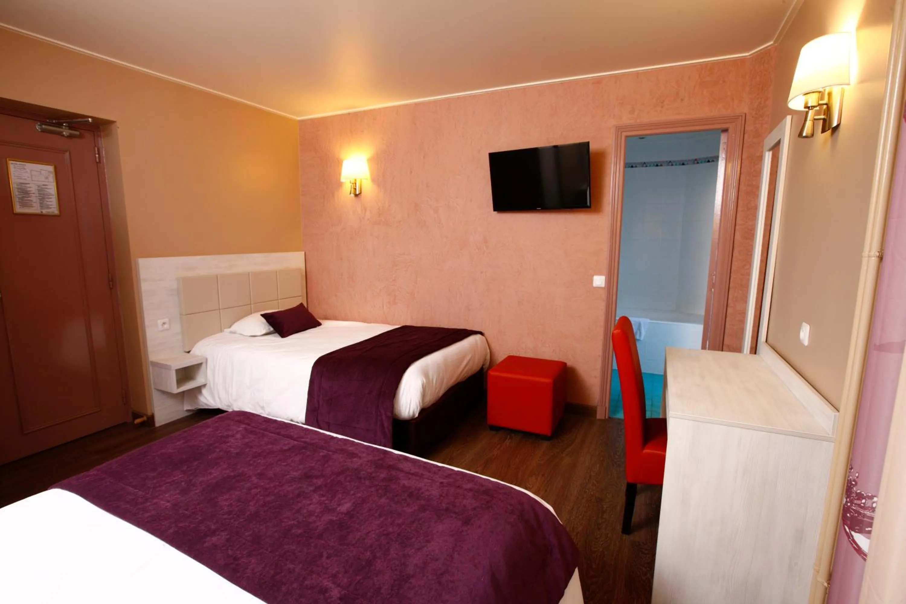 Bedroom, Bed in Hôtel Sunny