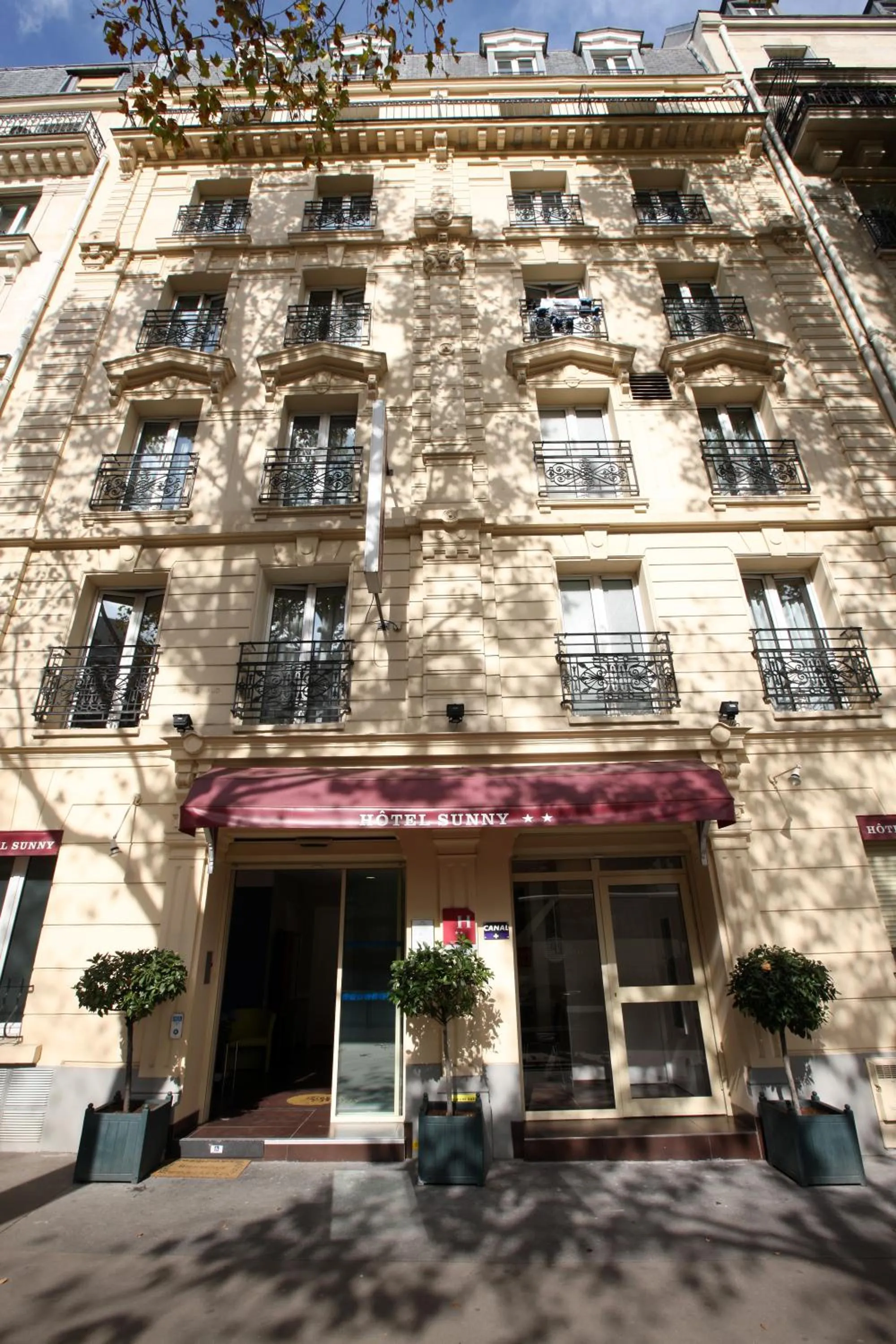 Facade/entrance in Hôtel Sunny