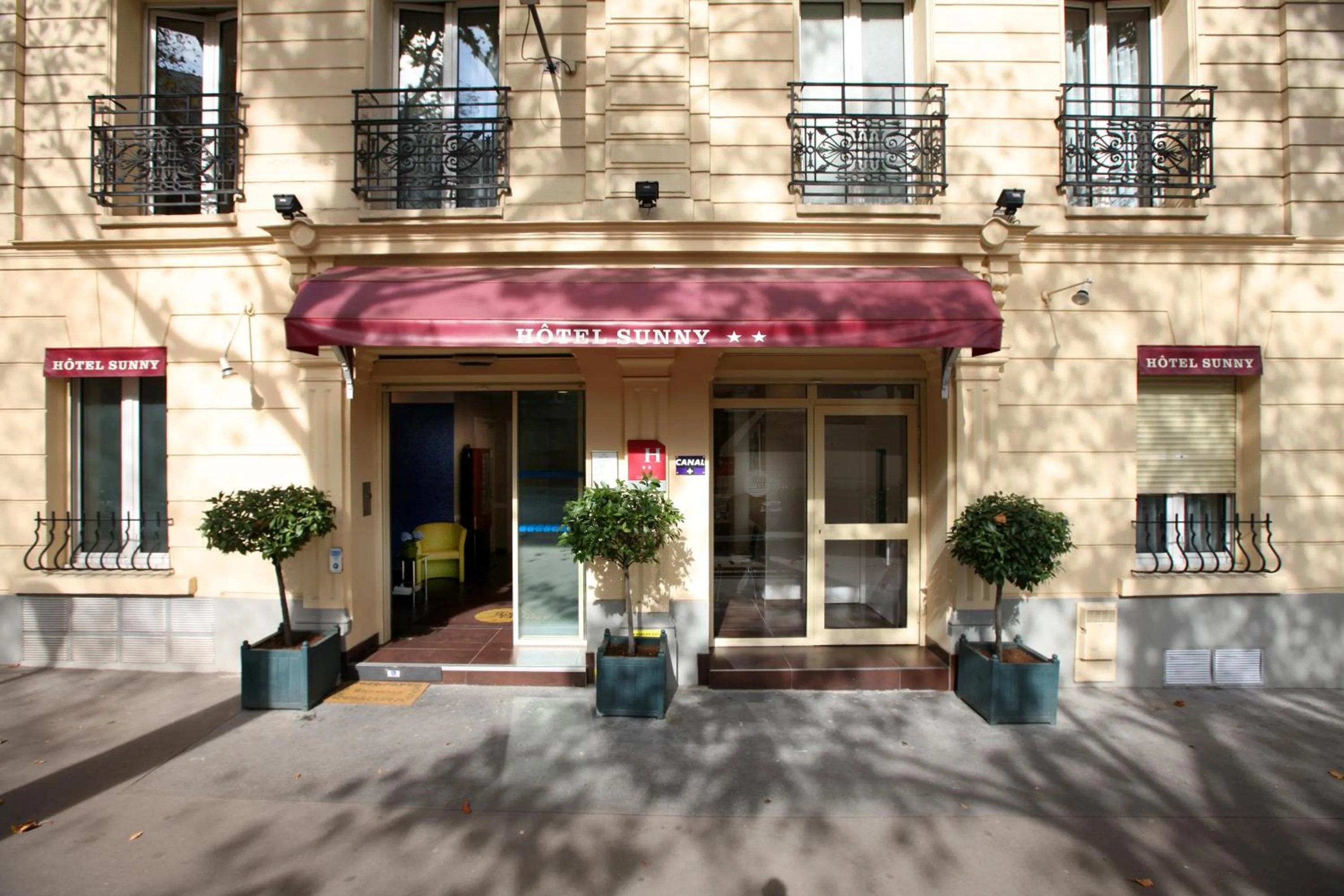 Facade/entrance in Hôtel Sunny