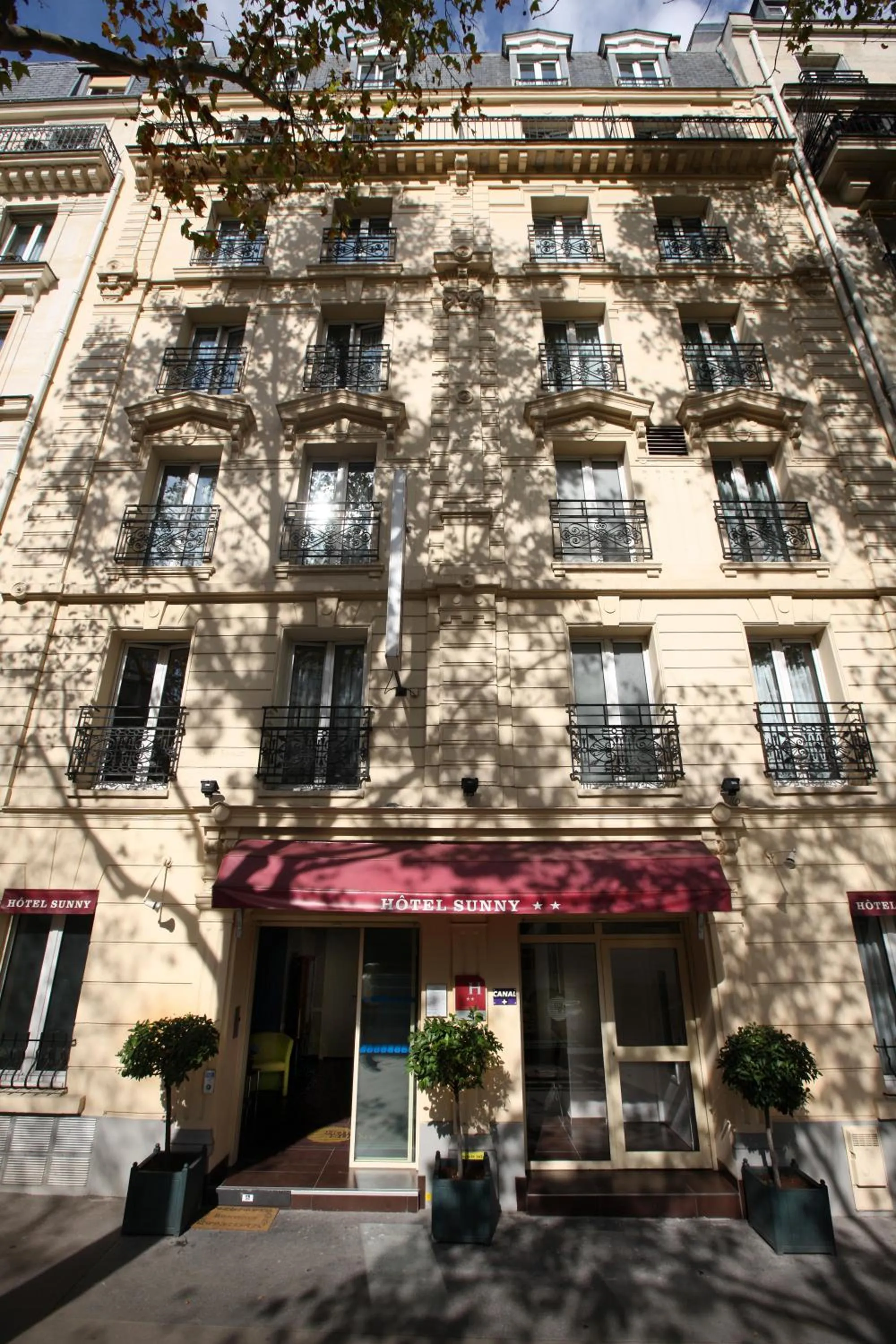 Facade/entrance in Hôtel Sunny