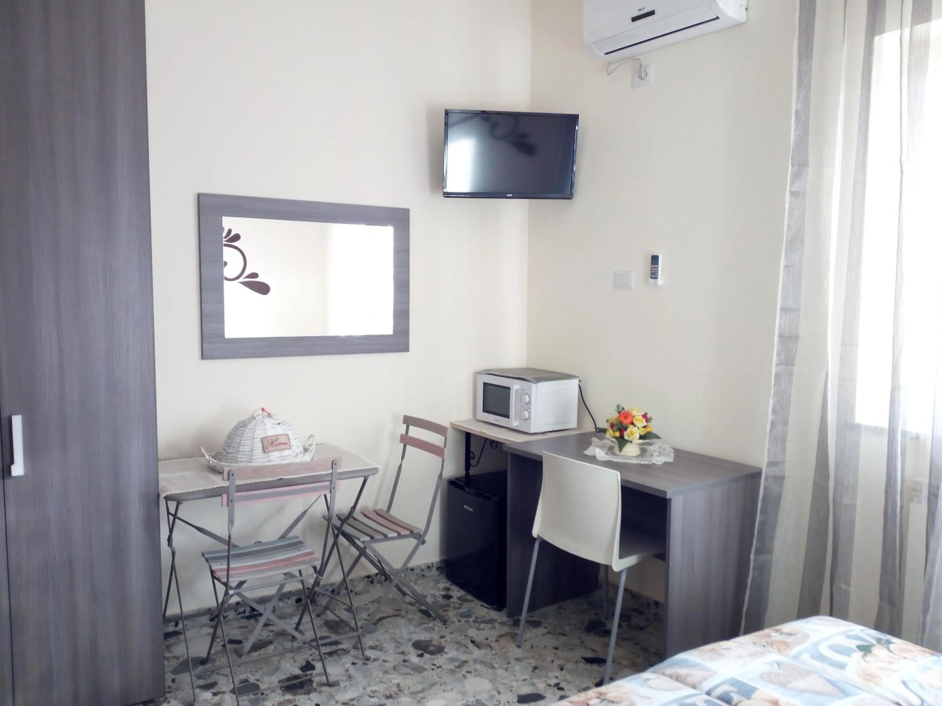 Photo of the whole room, Bed in Green Garden