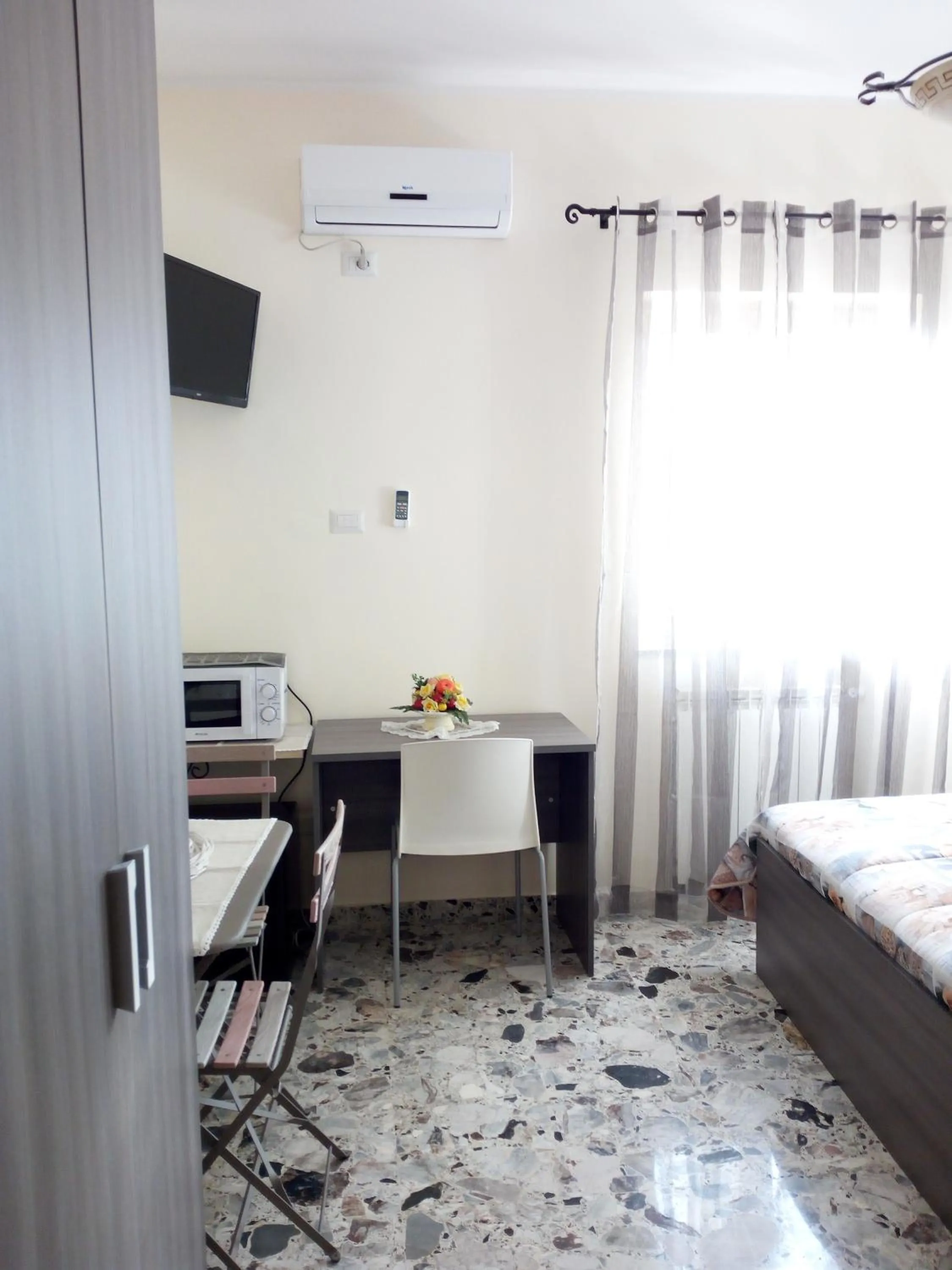 Photo of the whole room, Bed in Green Garden