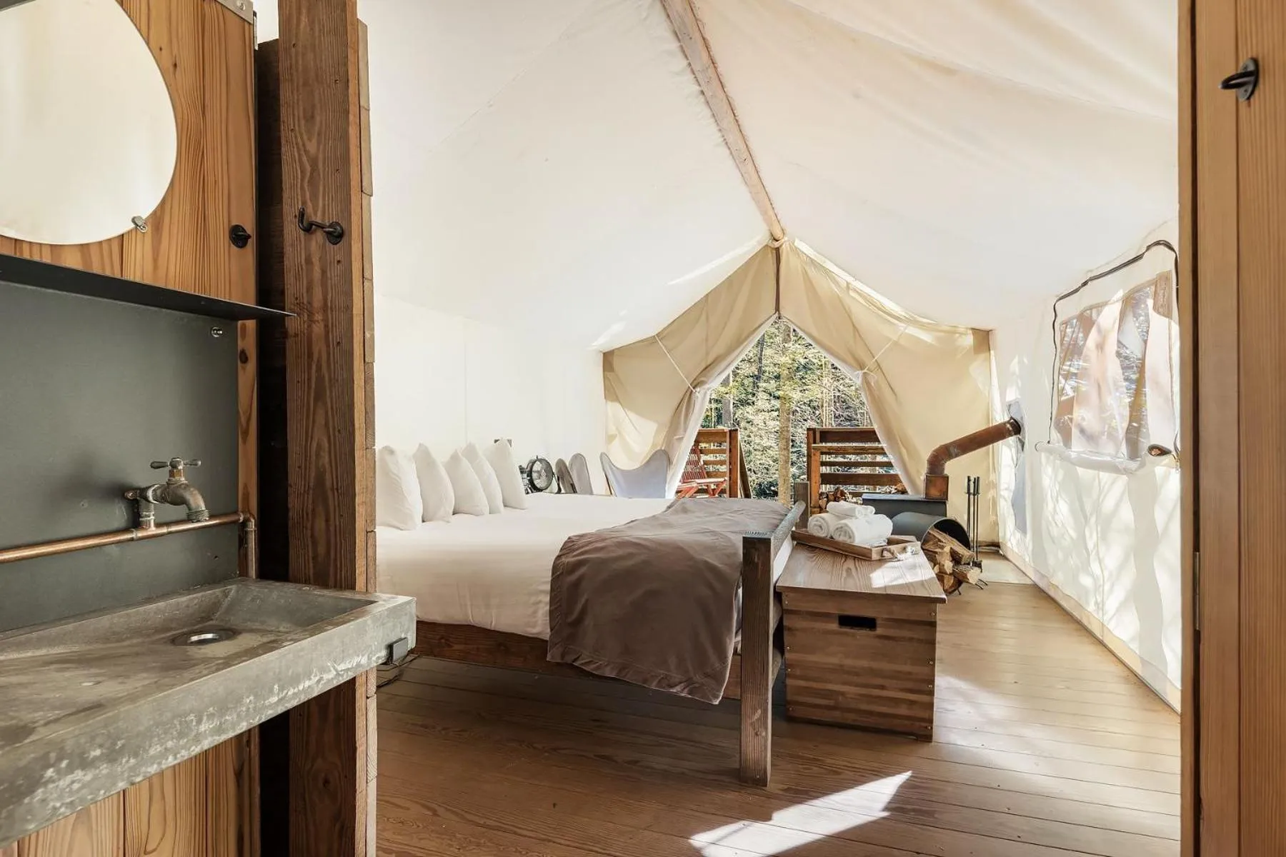 Bathroom, Bed in Under Canvas Great Smoky Mountains
