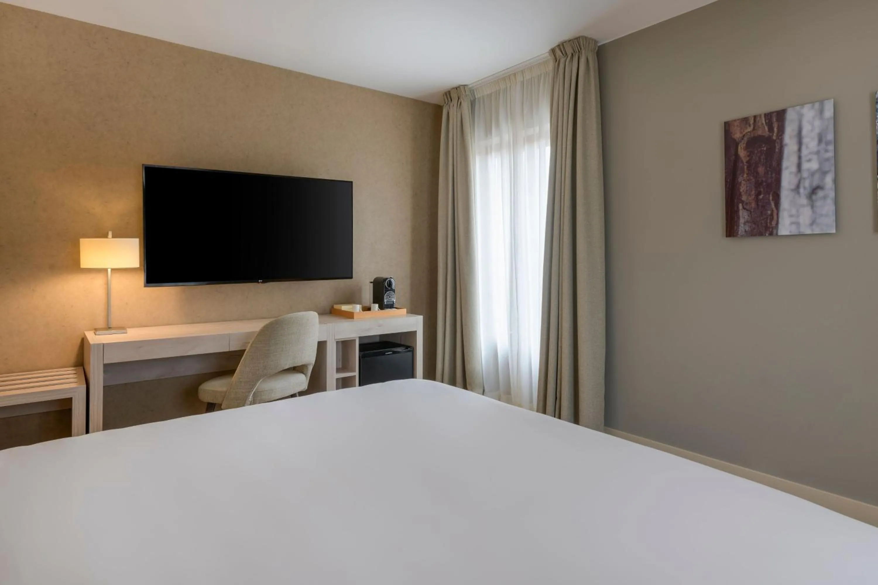 Photo of the whole room, Bed in Palacio Tondón, La Rioja Brinas, Autograph Collection