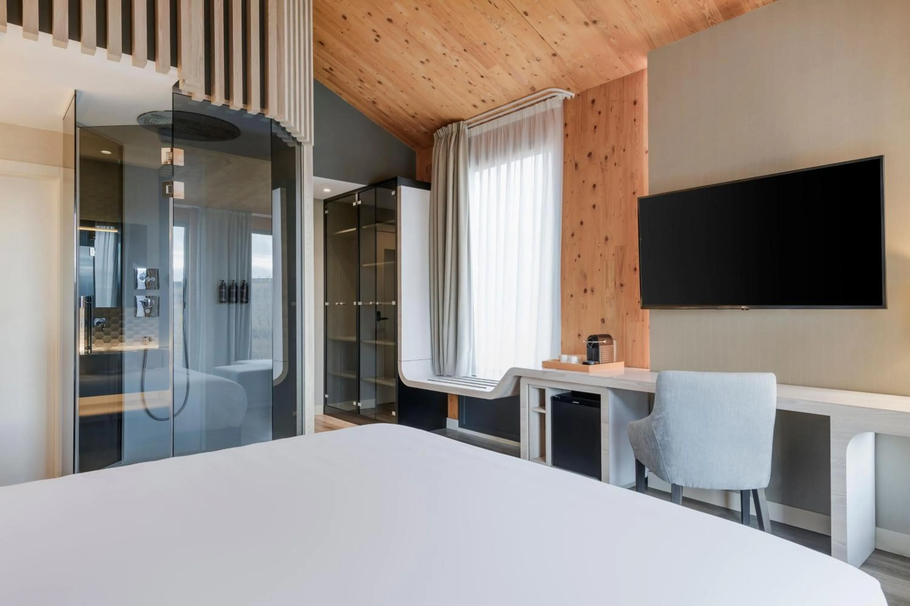 Photo of the whole room, Bed in Palacio Tondón, La Rioja Brinas, Autograph Collection