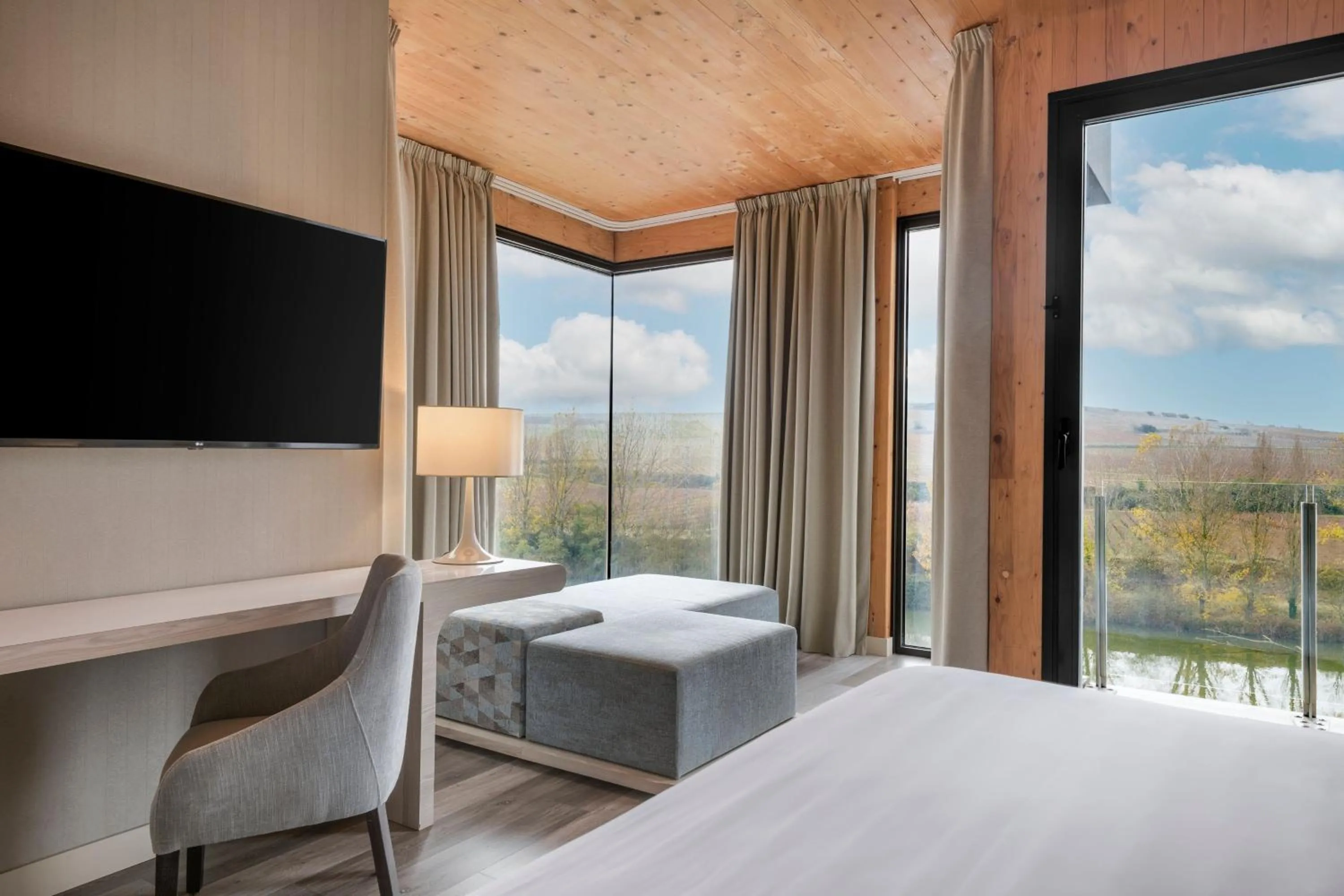 Photo of the whole room, Bed in Palacio Tondón, La Rioja Brinas, Autograph Collection