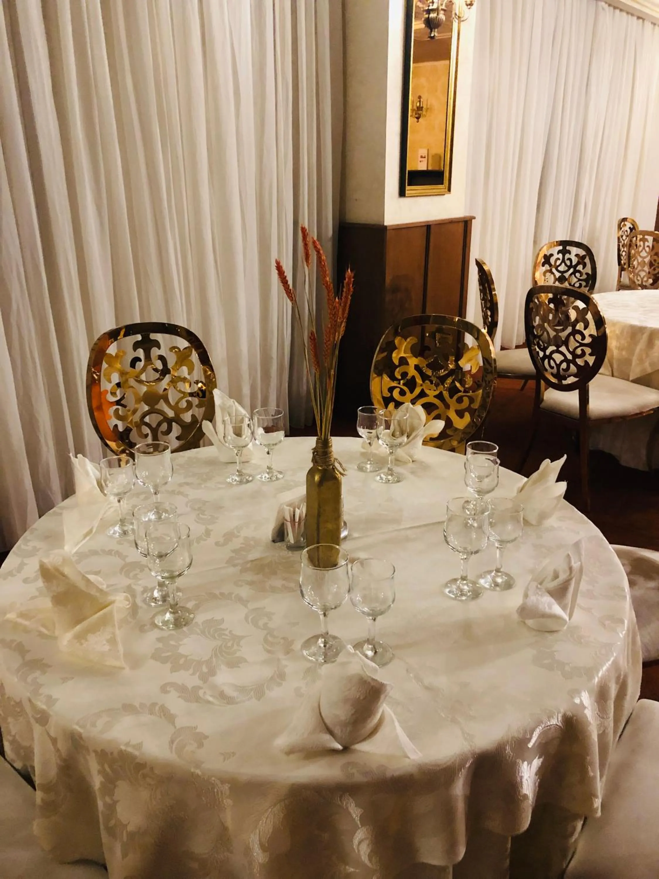 Restaurant/places to eat in Hotel Plaza