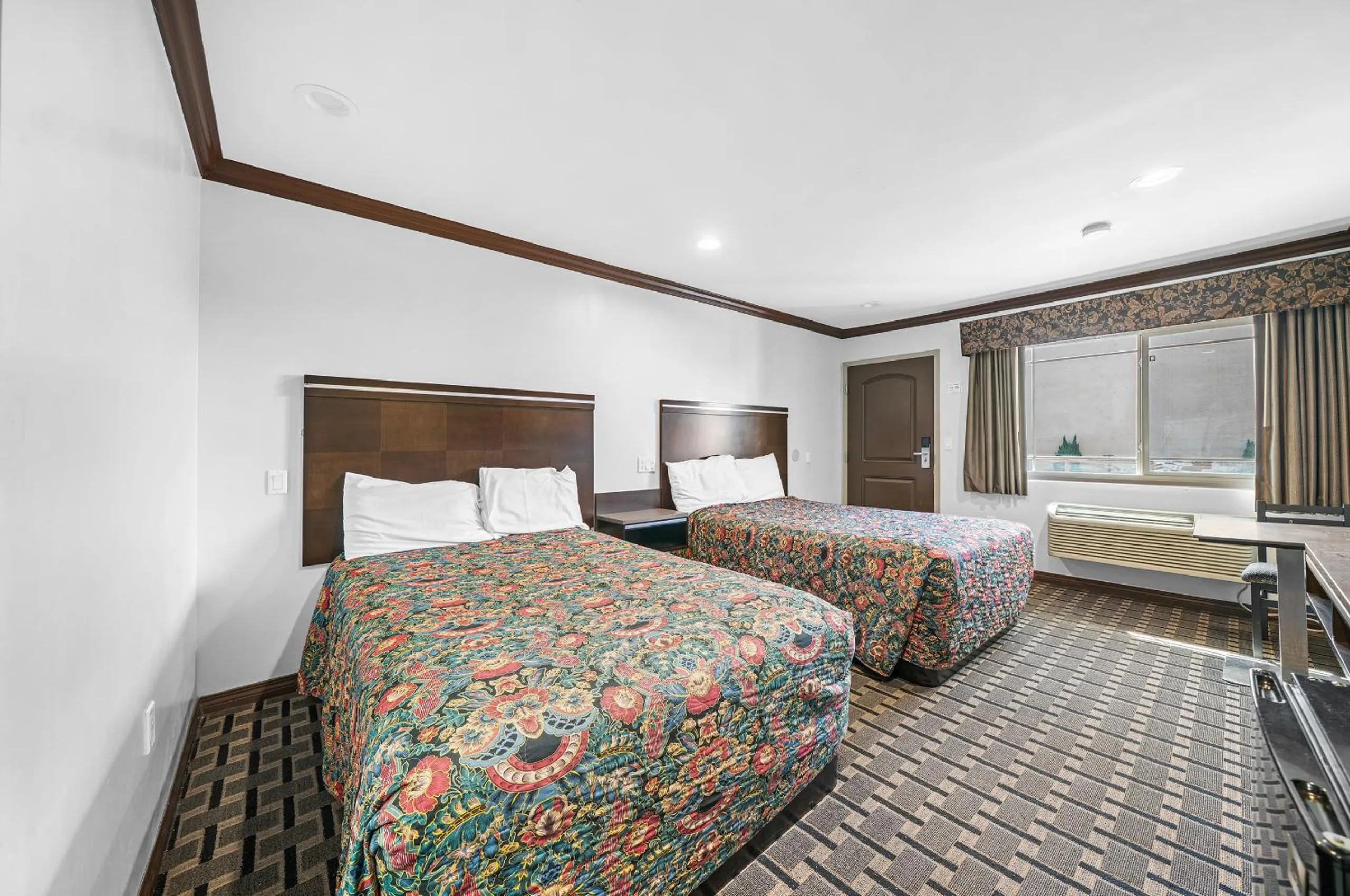 Bed in Starlight Inn South El Monte