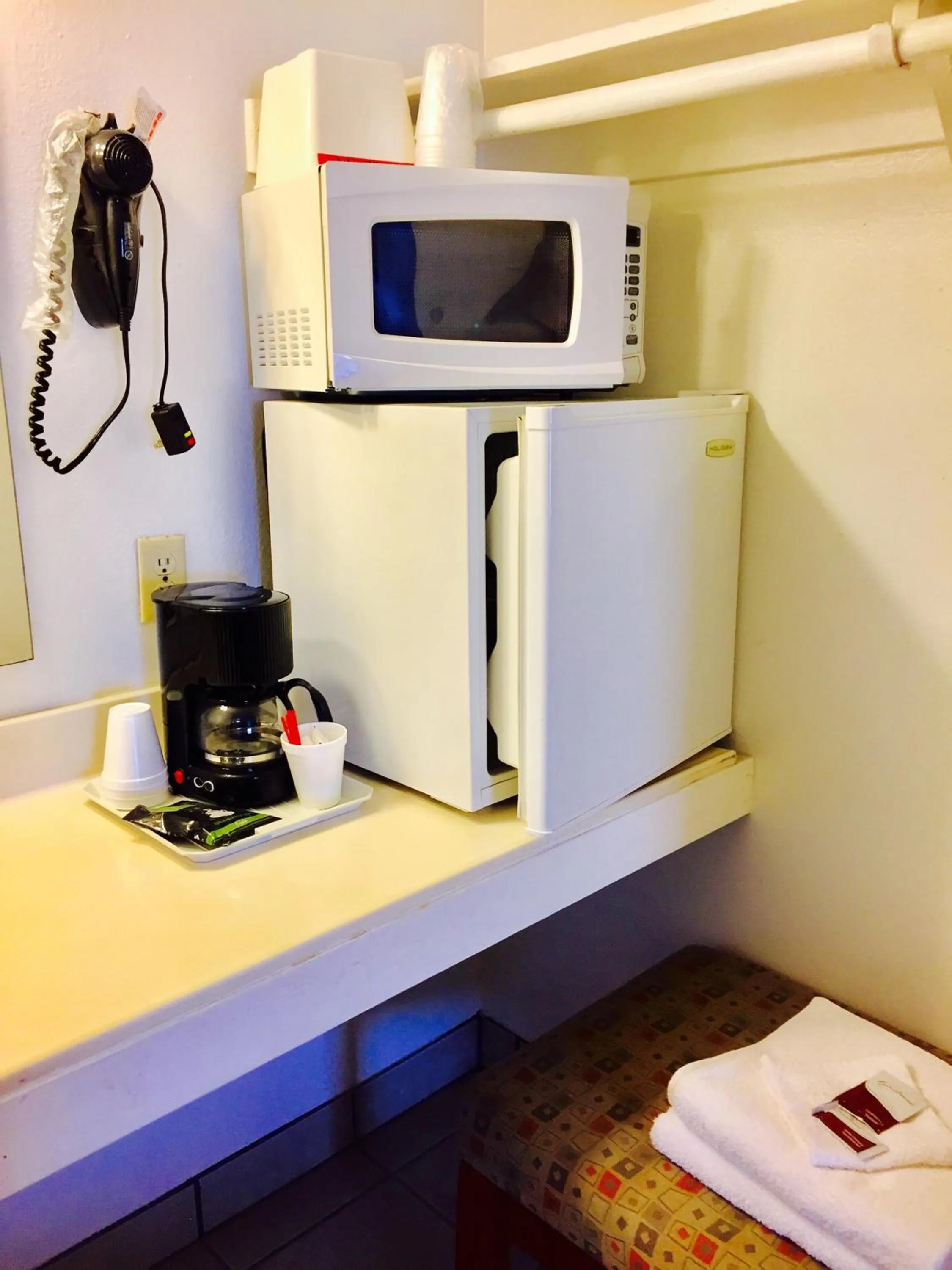 Coffee/tea facilities in Maple Inn and Suites Los Banos