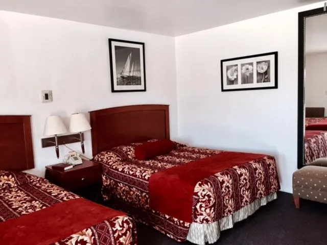 Bed in Maple Inn and Suites Los Banos