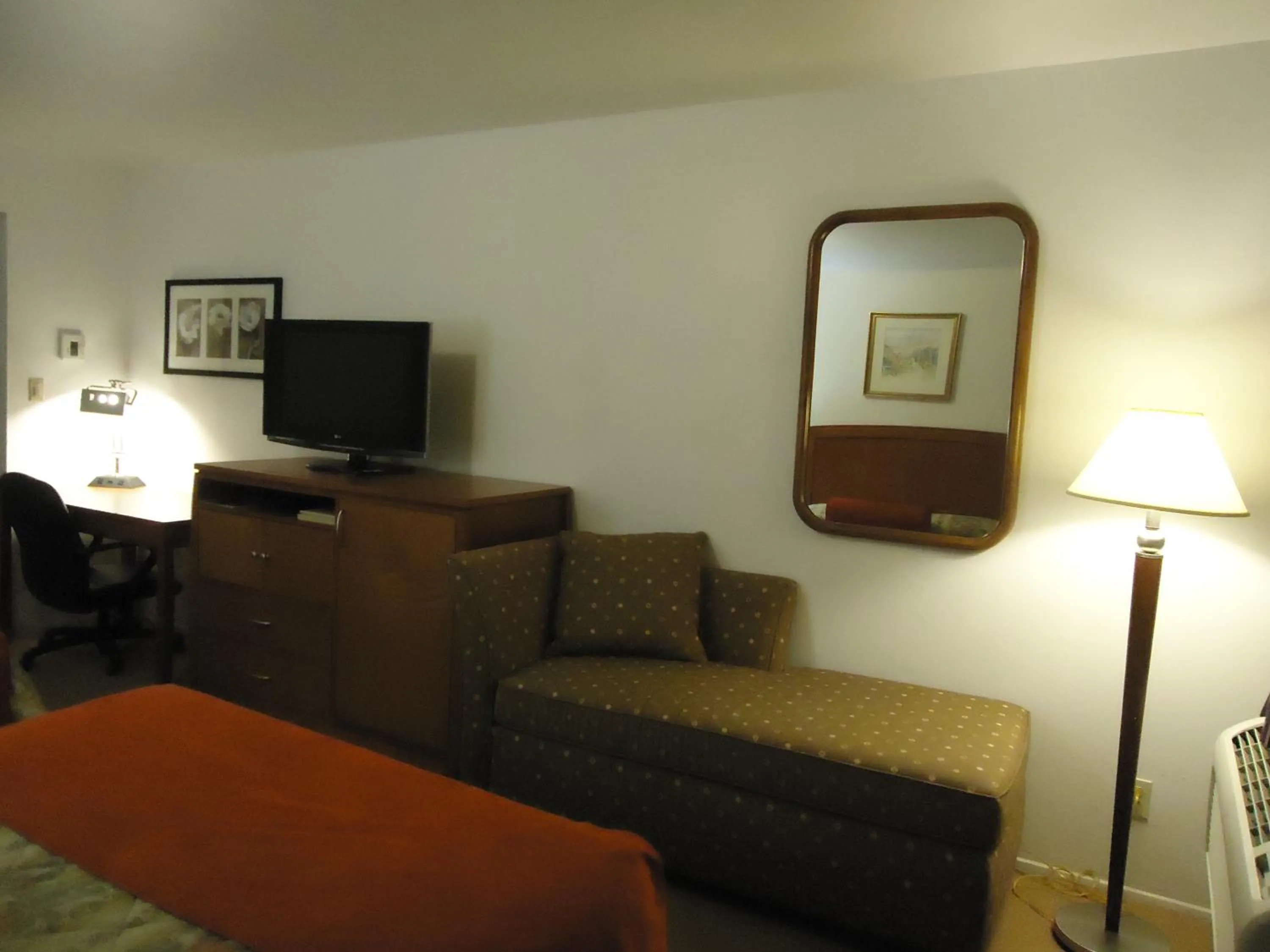 TV and multimedia in Maple Inn and Suites Los Banos
