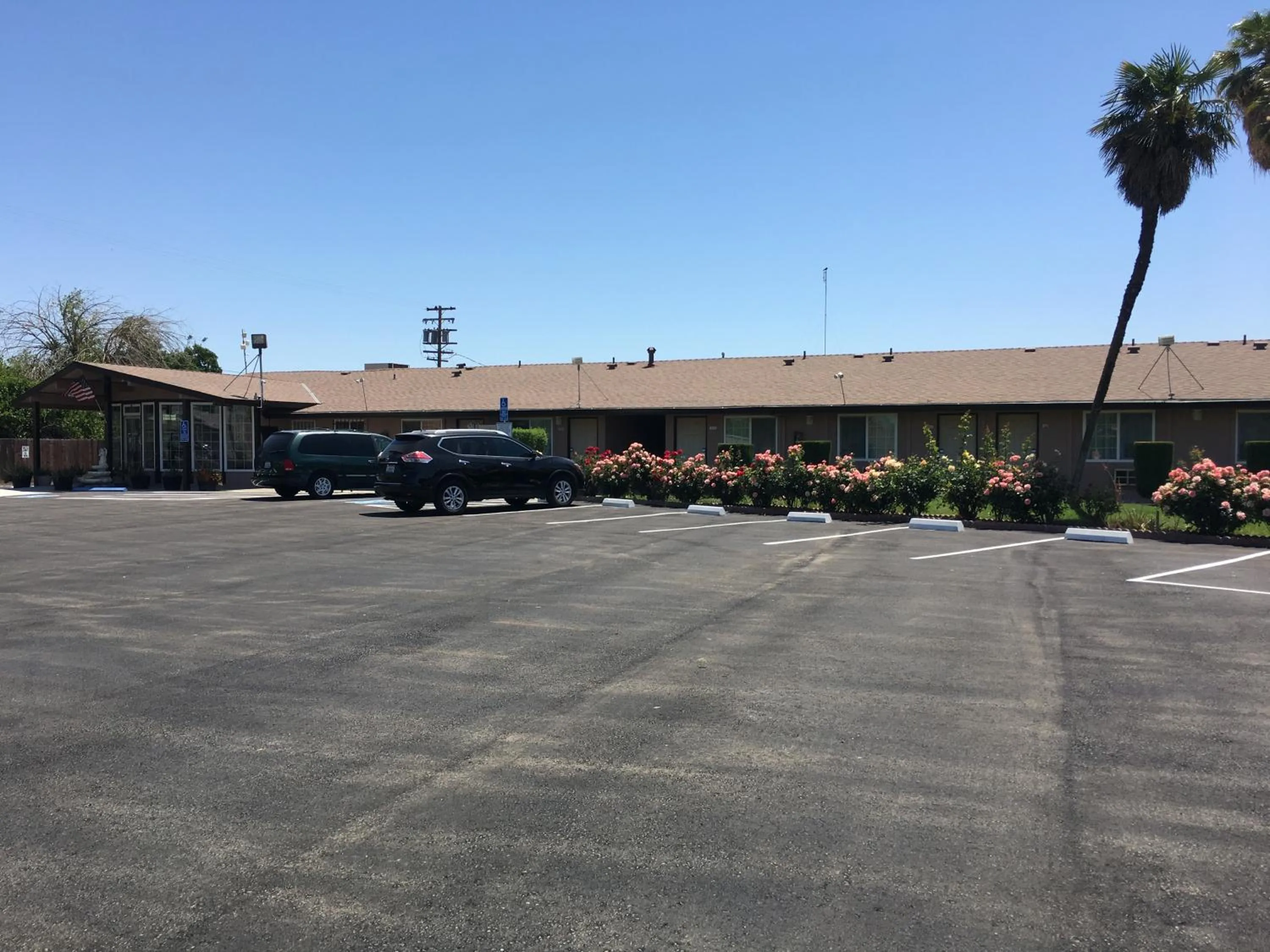 Parking in Maple Inn and Suites Los Banos