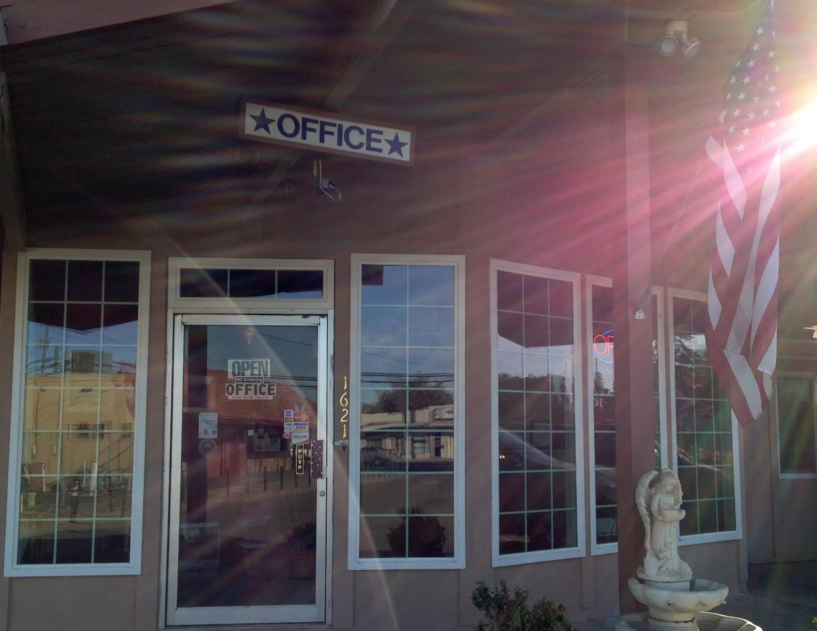 Facade/entrance in Maple Inn and Suites Los Banos