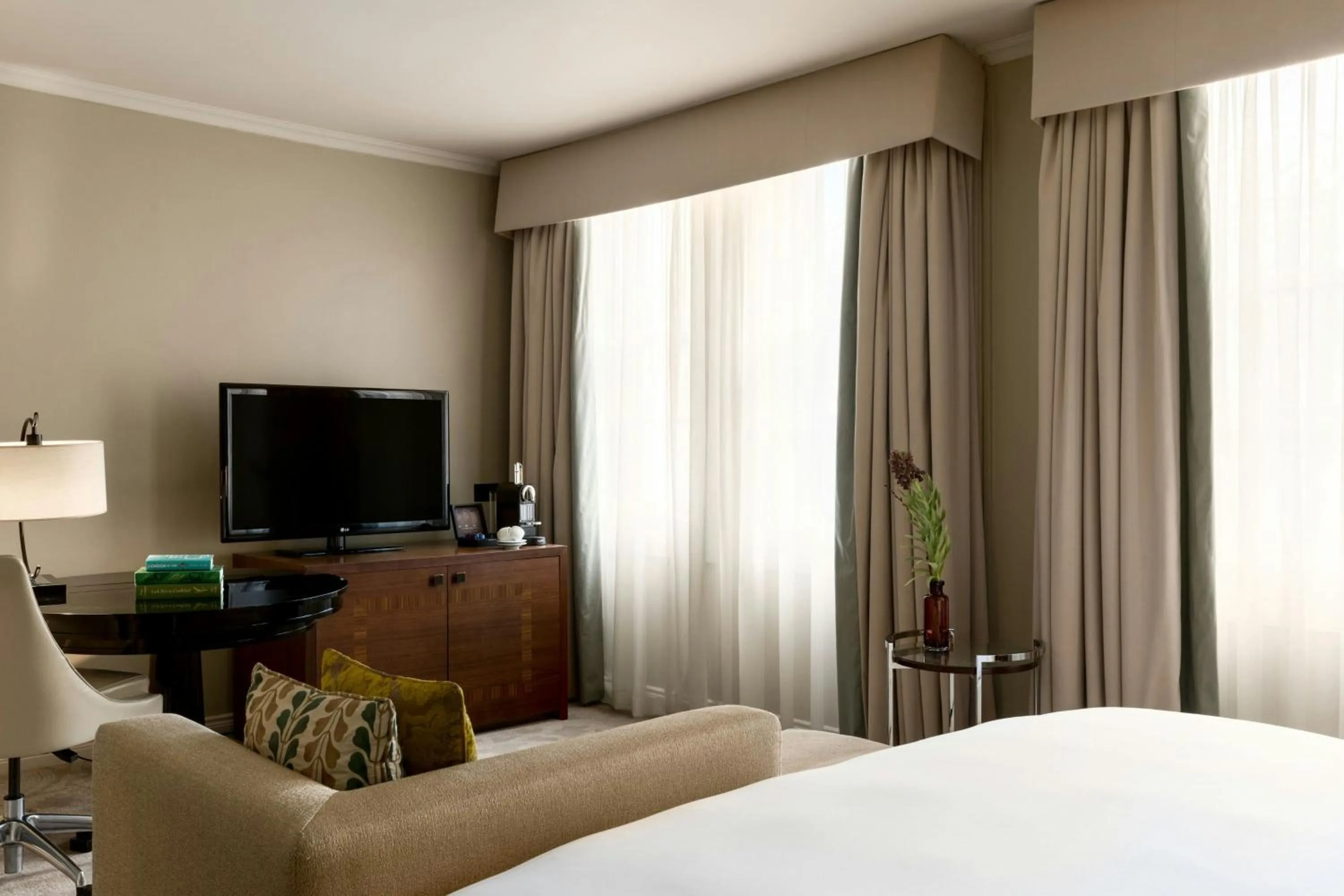 Bedroom, Bed in St Pancras London, Autograph Collection