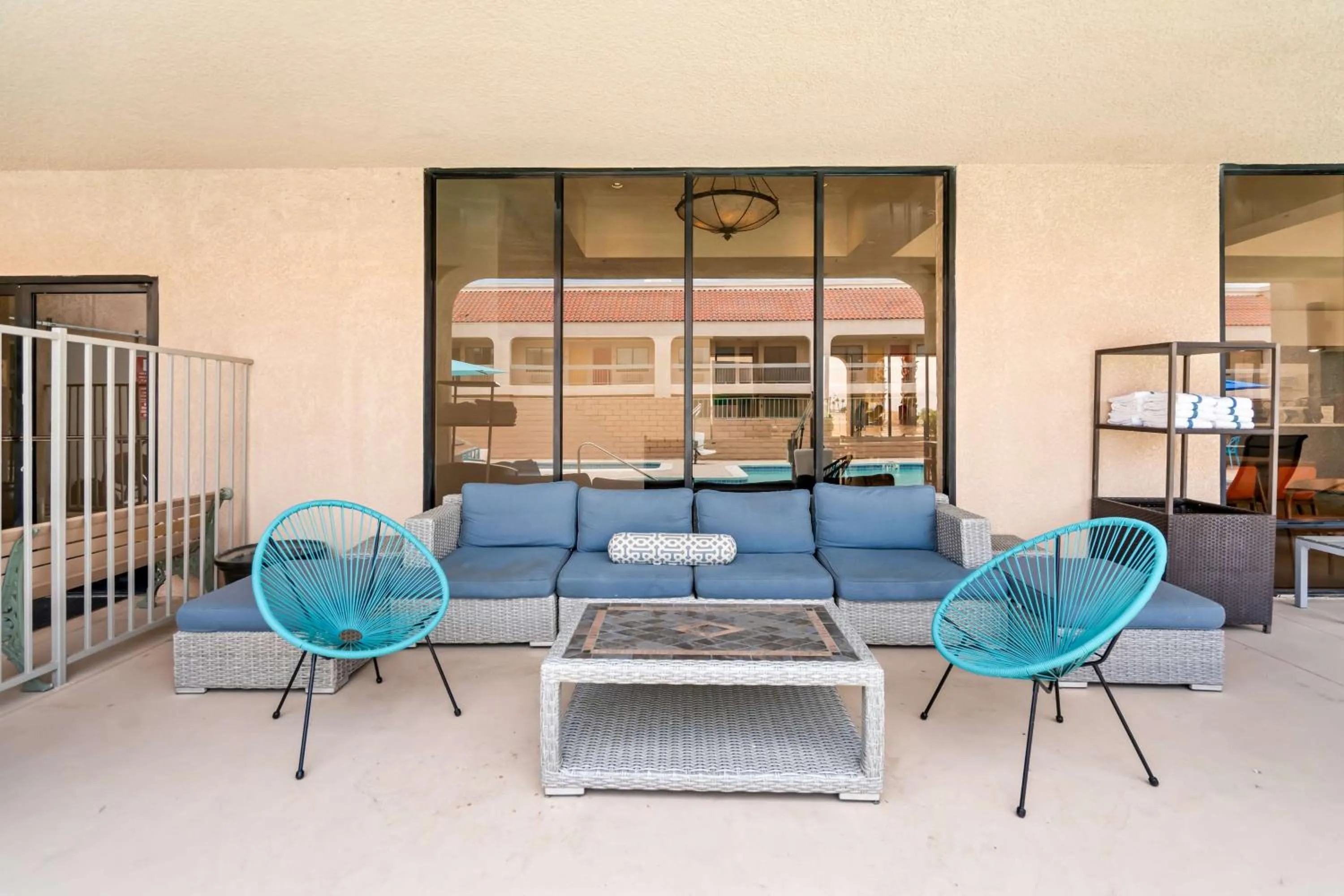 Seating area in Signature Indio I-10 Coachella Valley by Sonesta