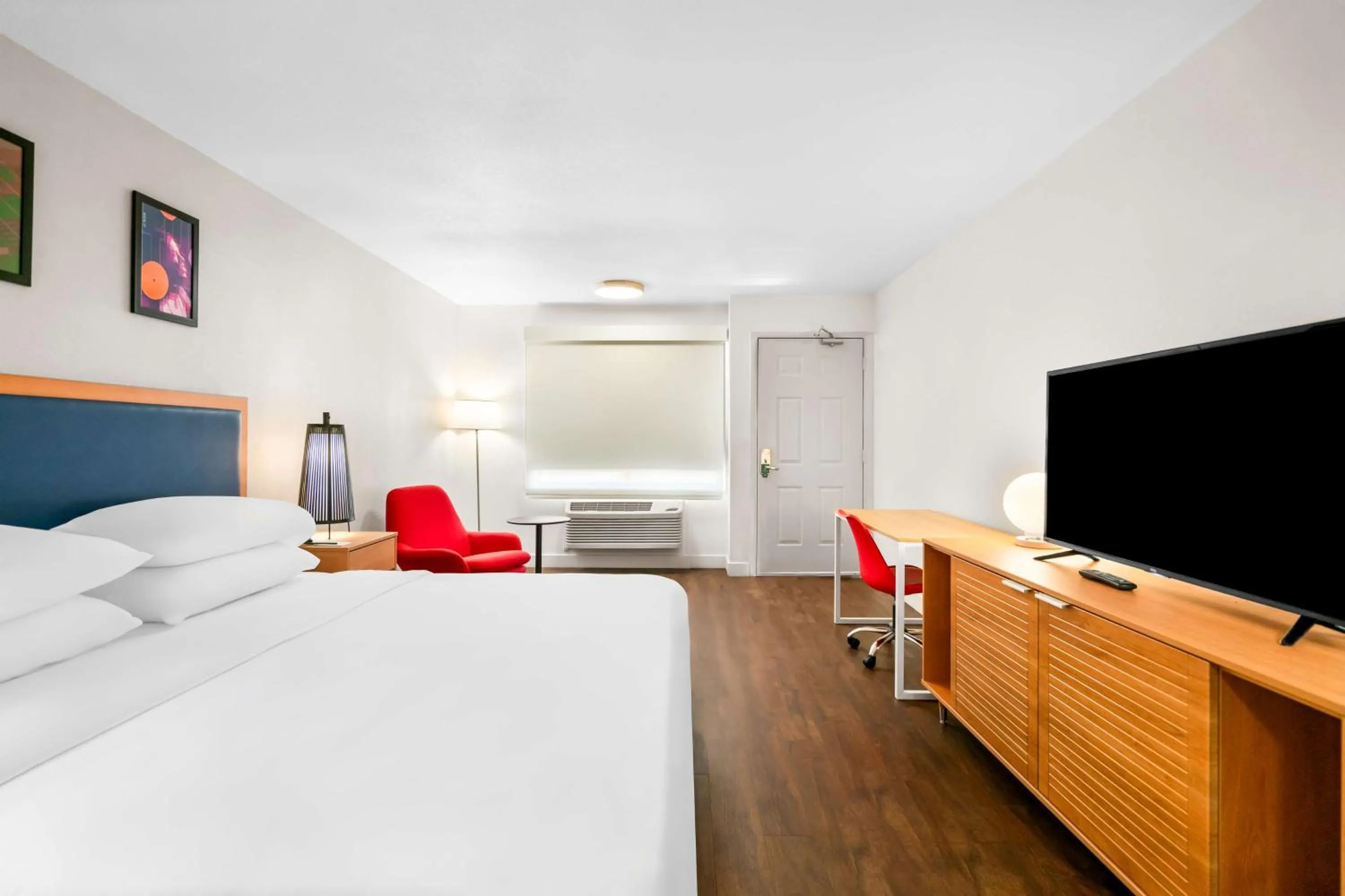 Bedroom, Bed in Signature Indio I-10 Coachella Valley by Sonesta