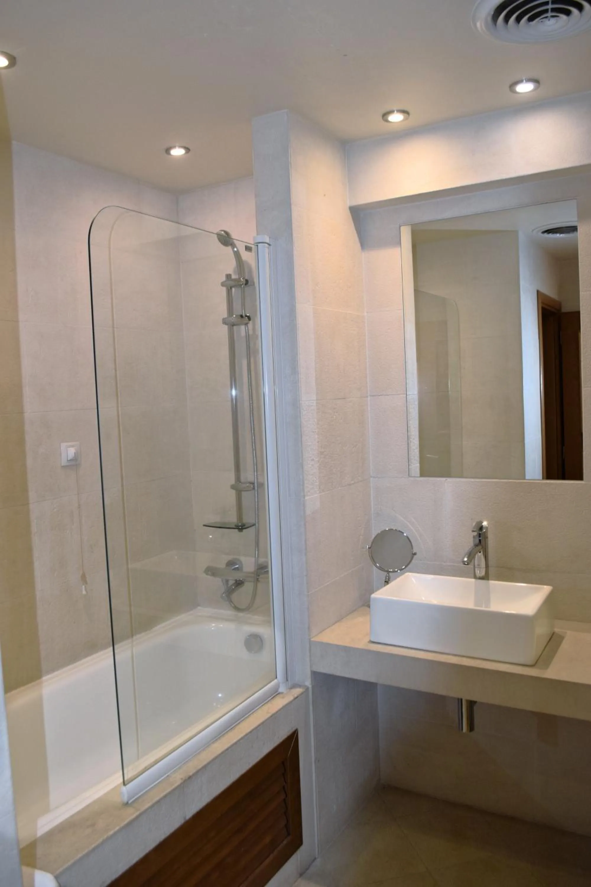 Shower in The Lodge Hotel