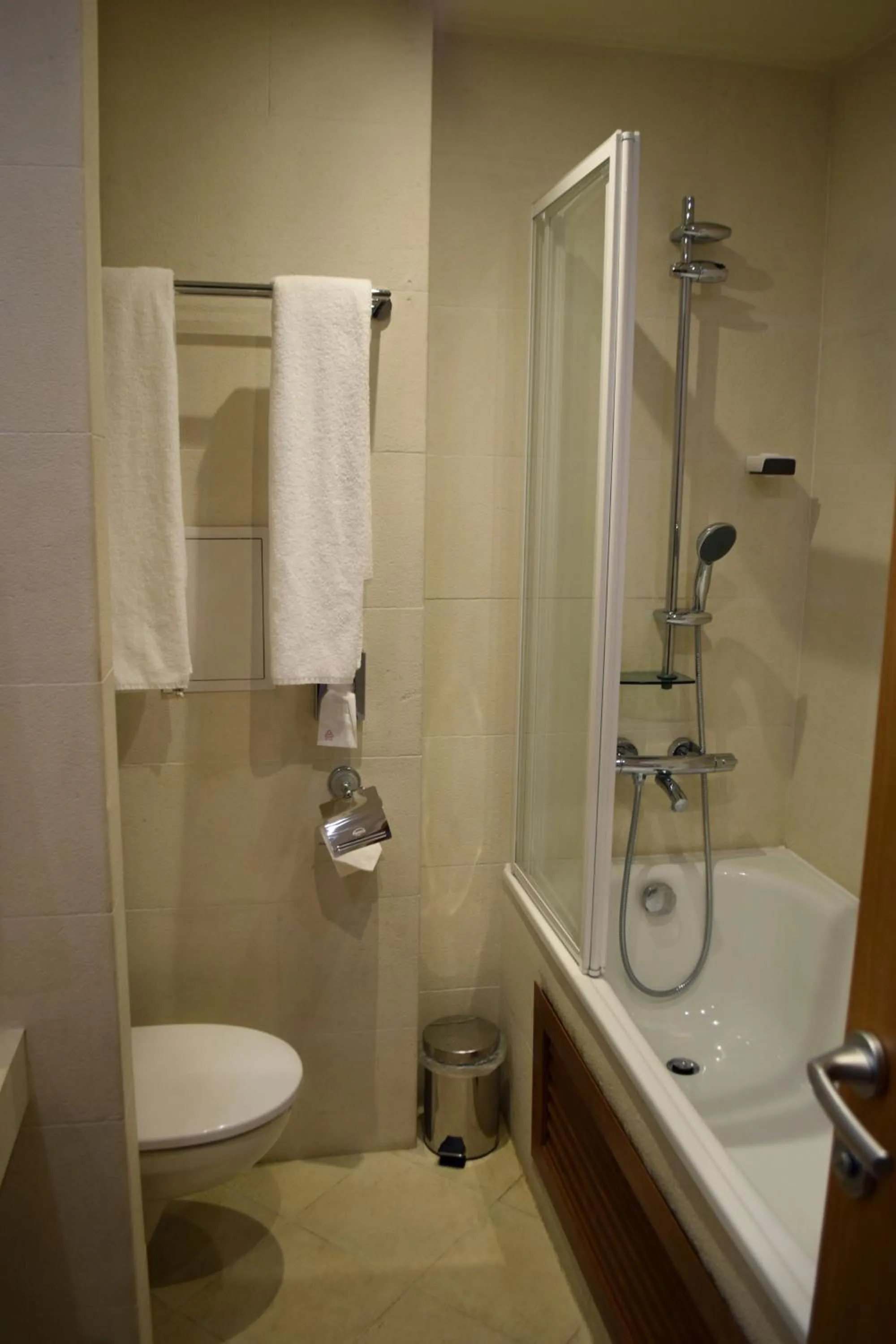 Shower in The Lodge Hotel