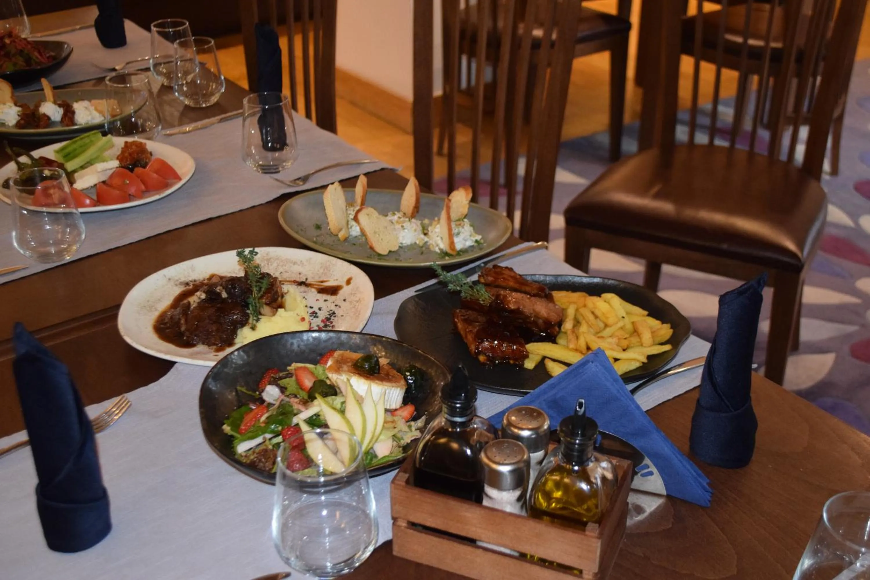 Restaurant/places to eat in The Lodge Hotel