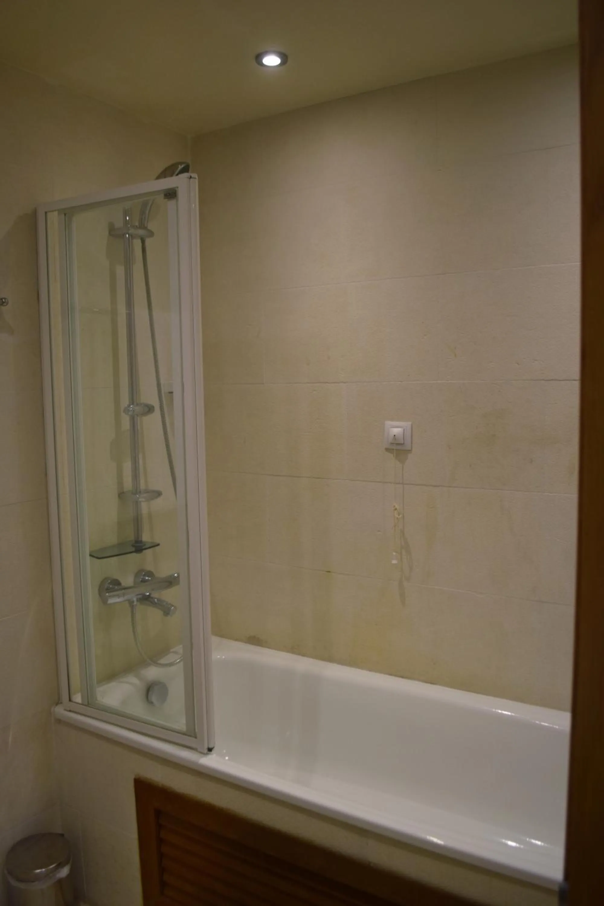 Shower in The Lodge Hotel