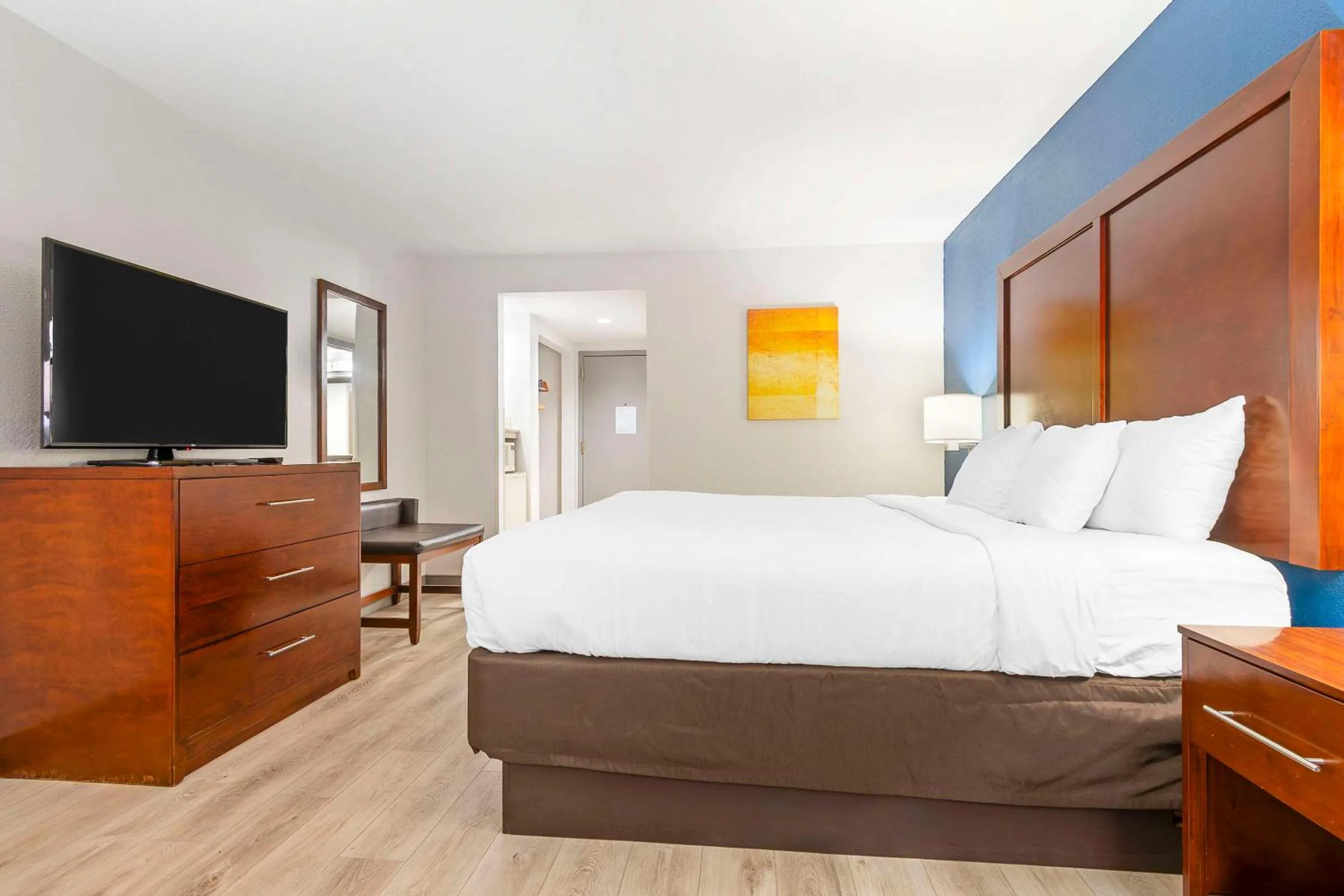 Bedroom, Bed in Comfort Inn Near Six Flags St Louis