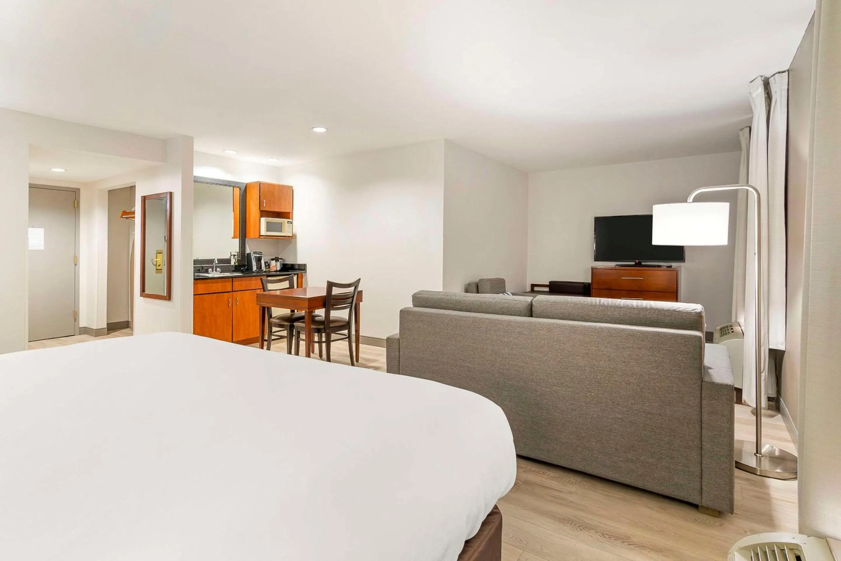 Bedroom, Bed in Comfort Inn Near Six Flags St Louis