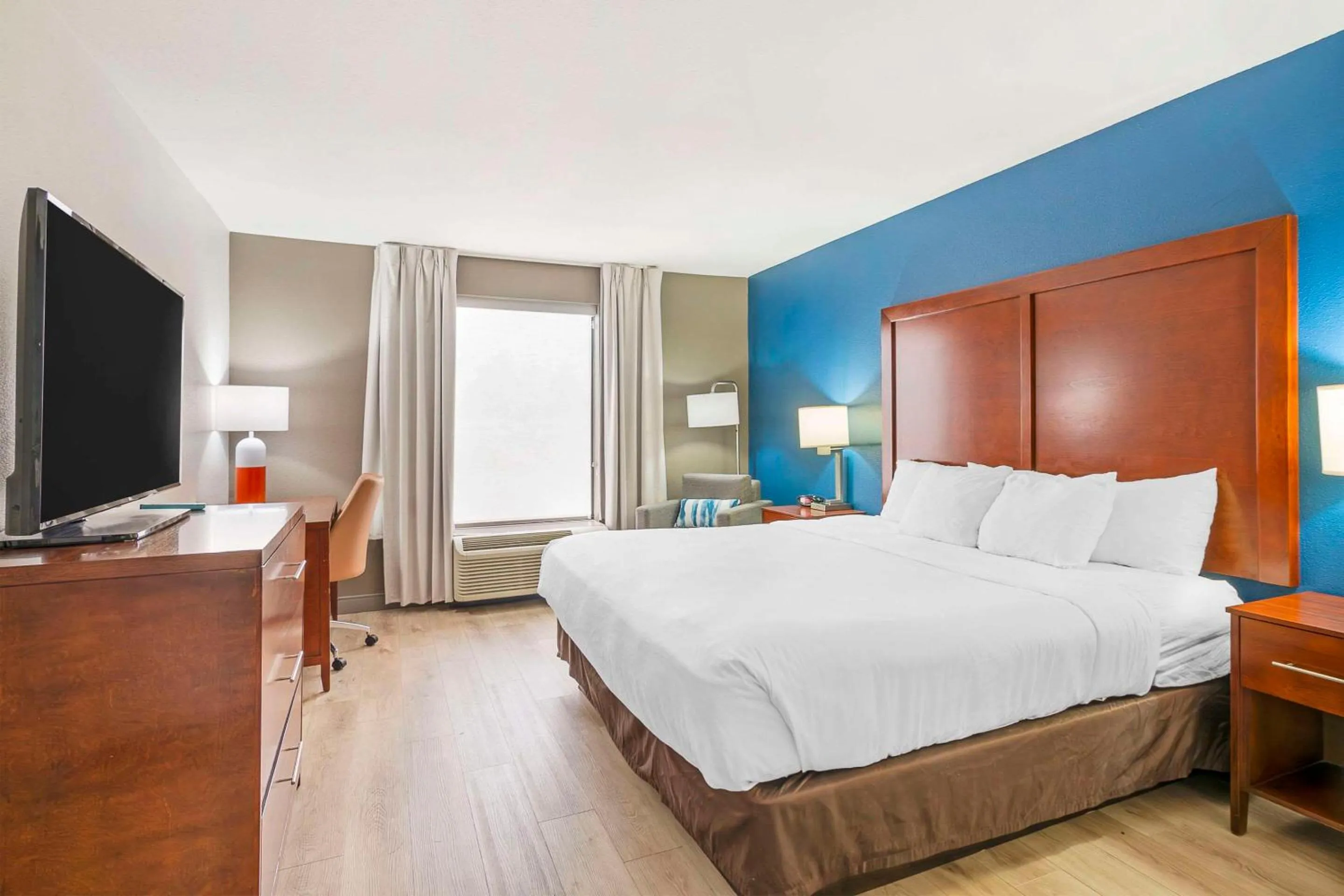 Bedroom, Bed in Comfort Inn Near Six Flags St Louis