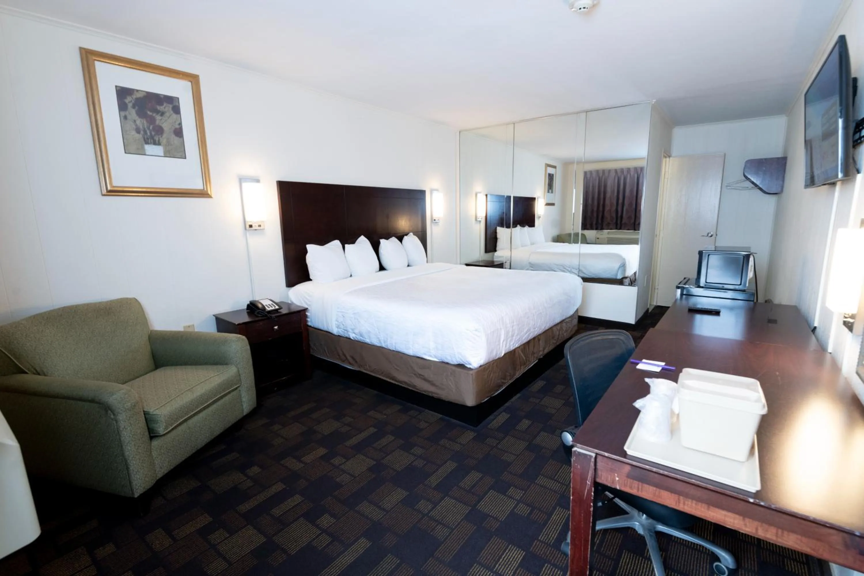 Bed in Knights Inn South Amboy