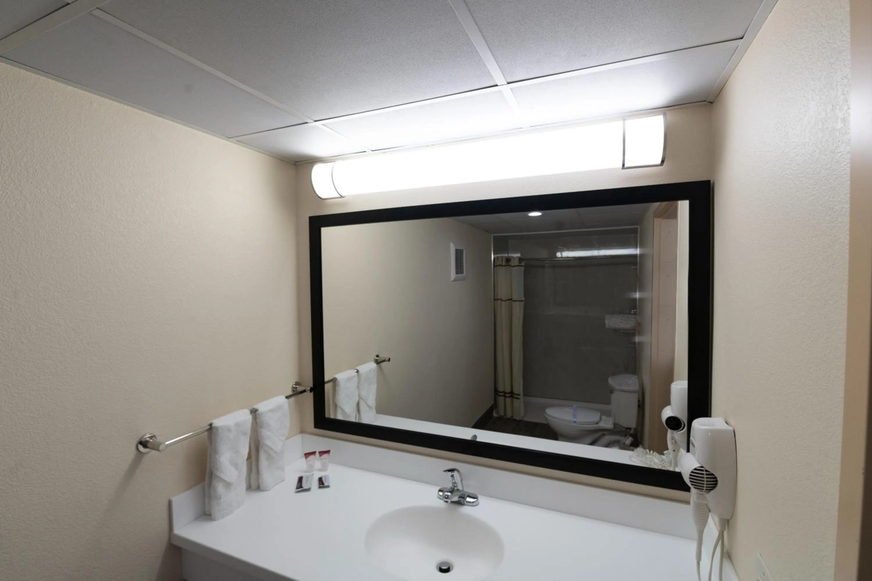 Bathroom in Knights Inn South Amboy