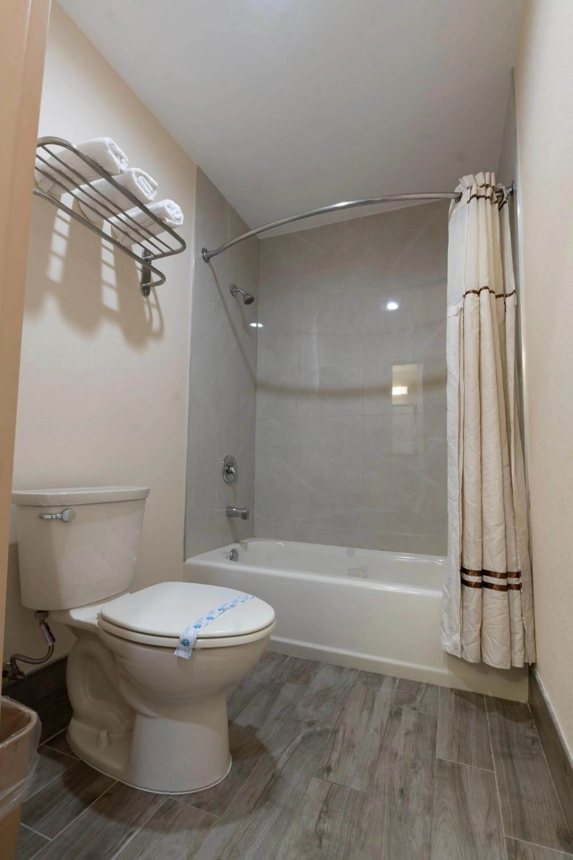 Shower in Knights Inn South Amboy