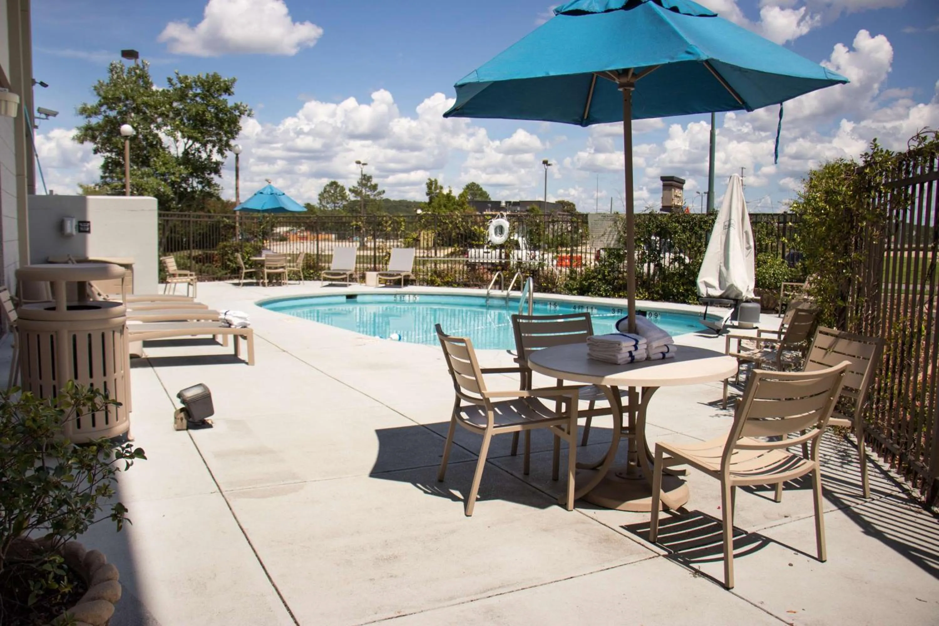 Pool view in Hampton Inn Tuscaloosa - East