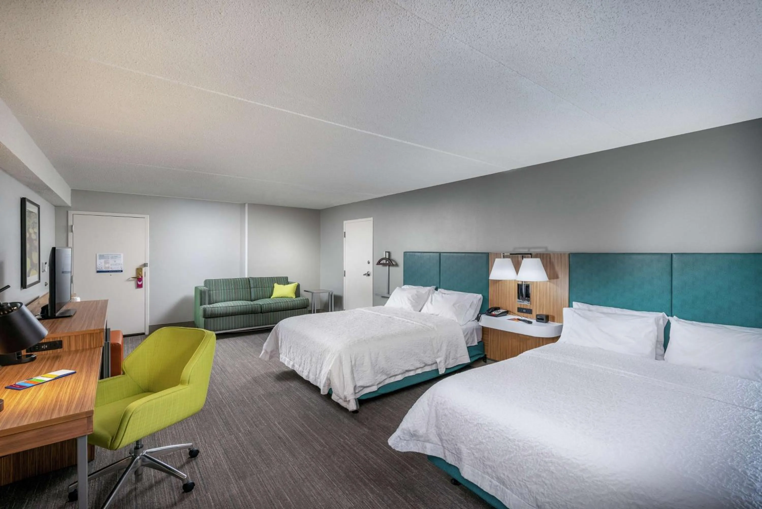 Bedroom, Bed in Hampton Inn Tuscaloosa - East