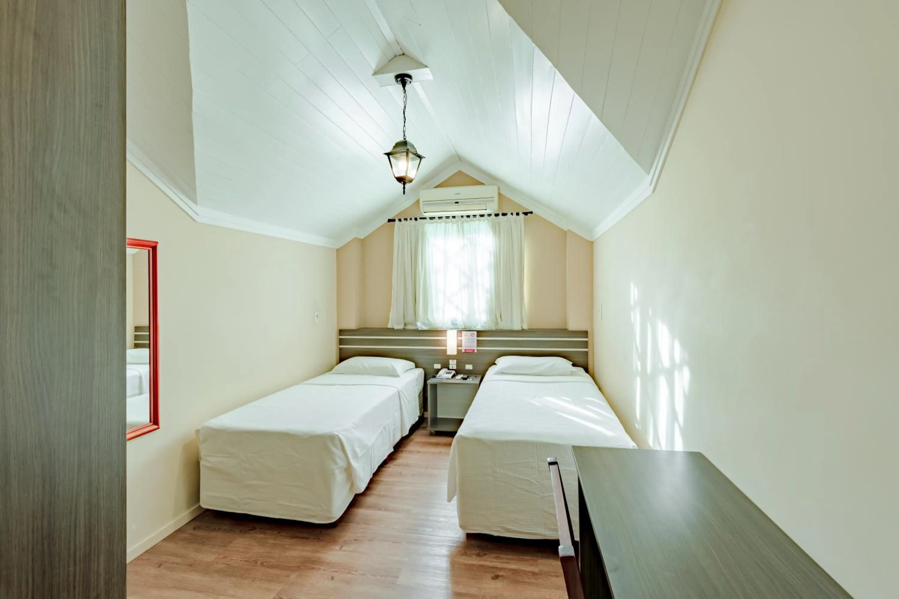 Photo of the whole room, Bed in Bristol Sabrina Hotel de Charme Joinville