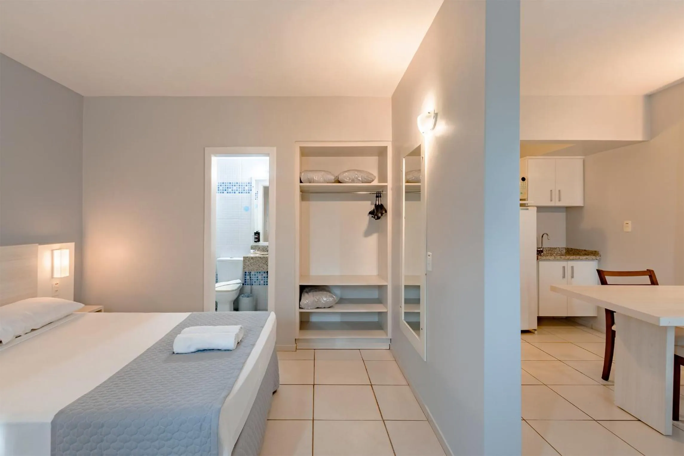 Photo of the whole room, Bed in Bristol Sabrina Hotel de Charme Joinville