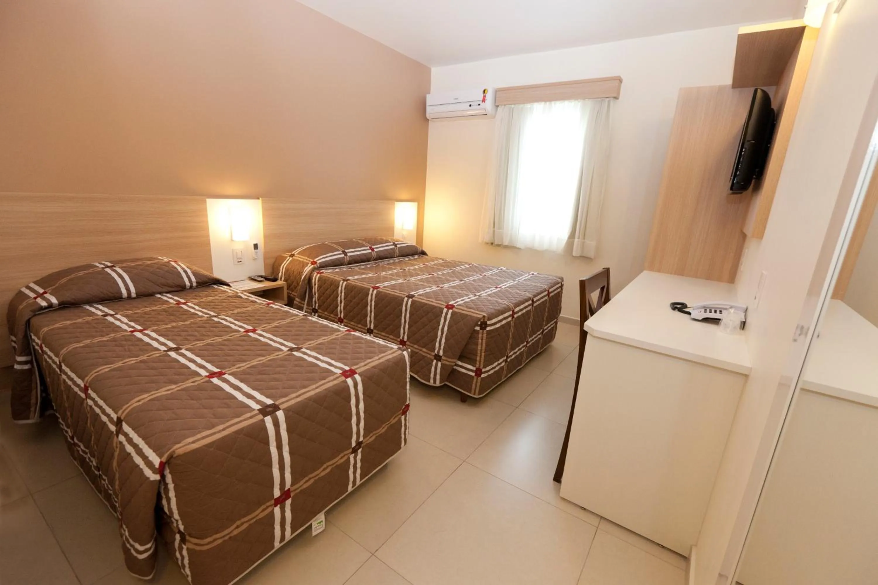 Photo of the whole room, Bed in Bristol Sabrina Hotel de Charme Joinville