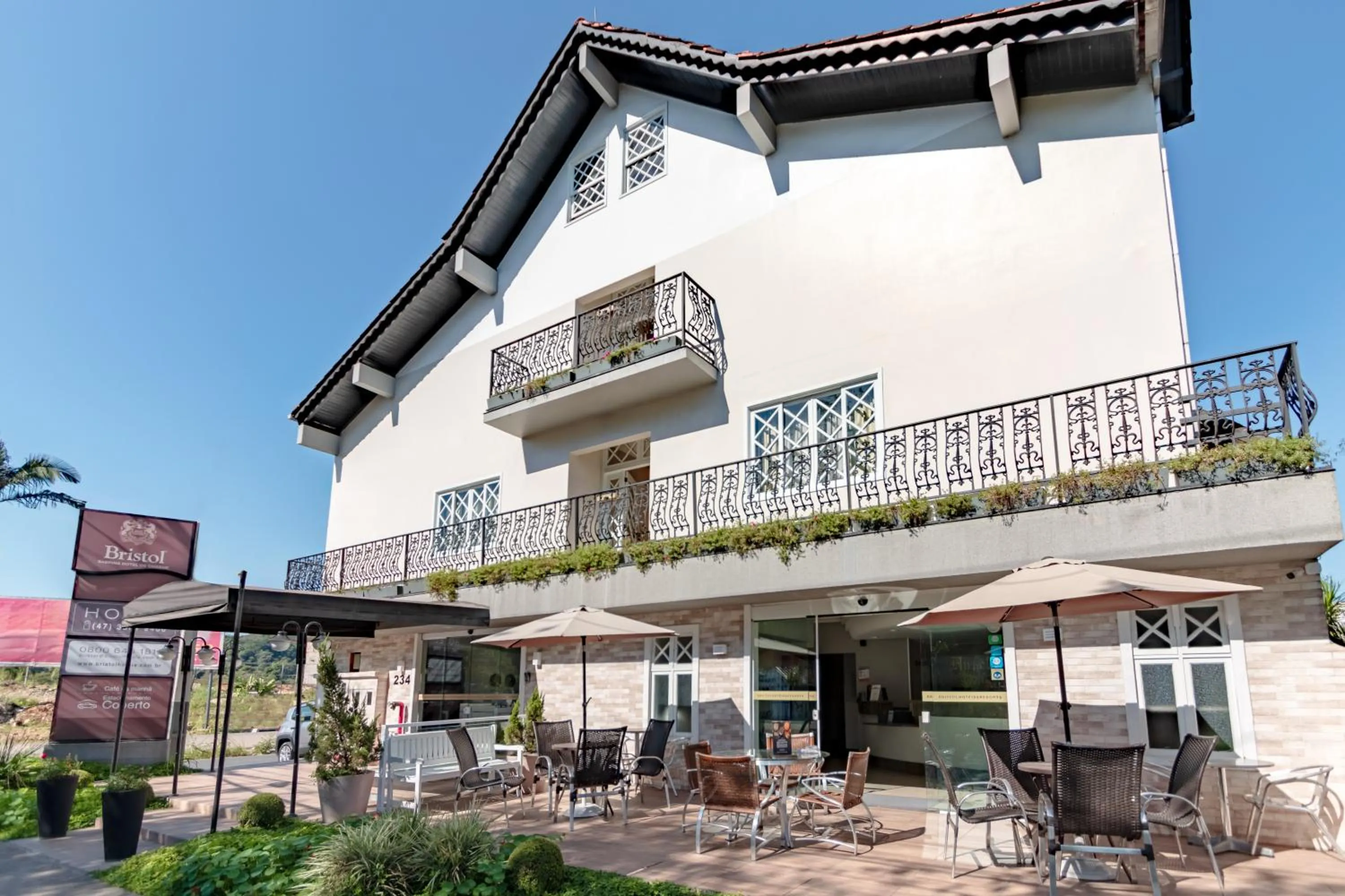 Facade/entrance in Bristol Sabrina Hotel de Charme Joinville