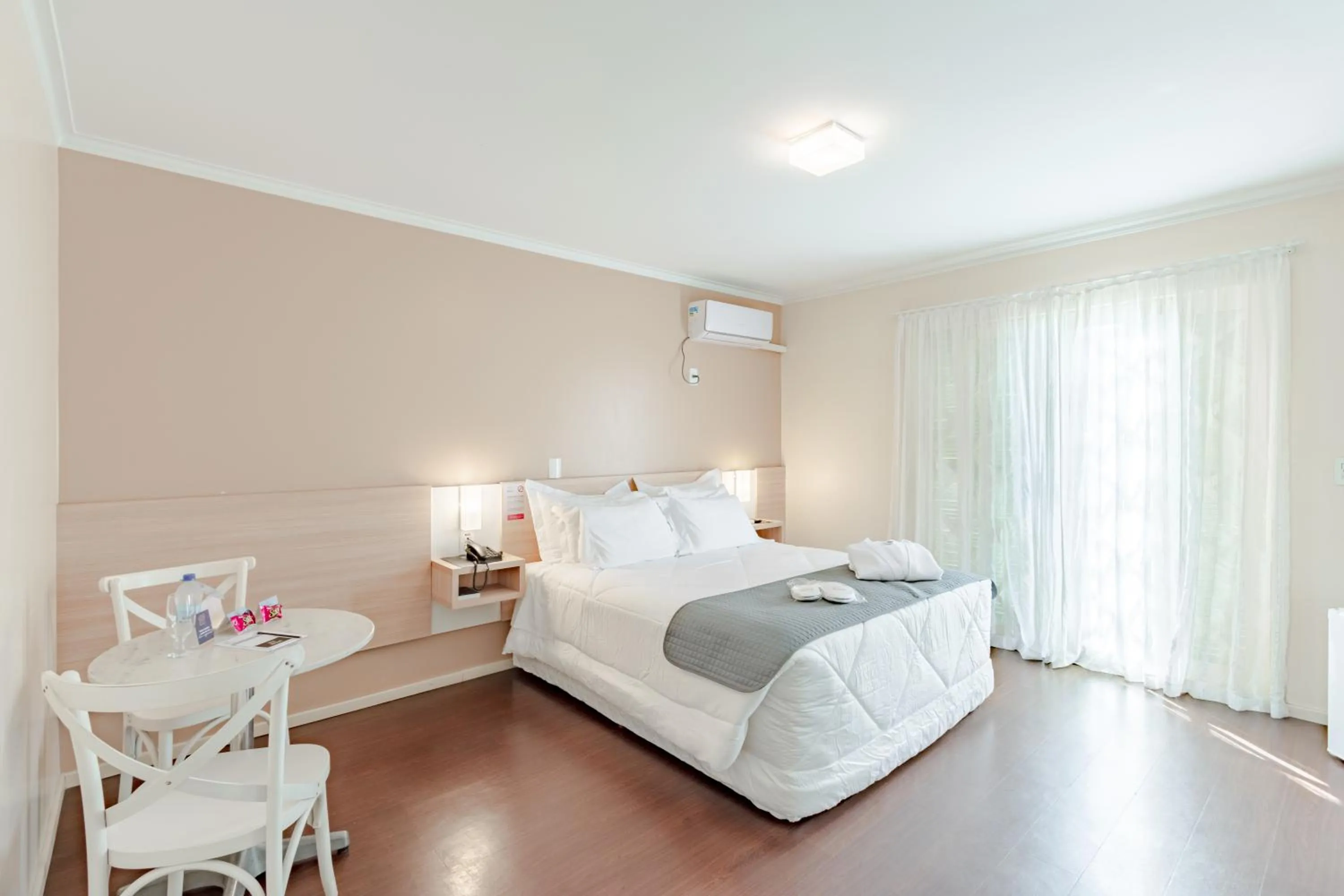 Photo of the whole room, Bed in Bristol Sabrina Hotel de Charme Joinville