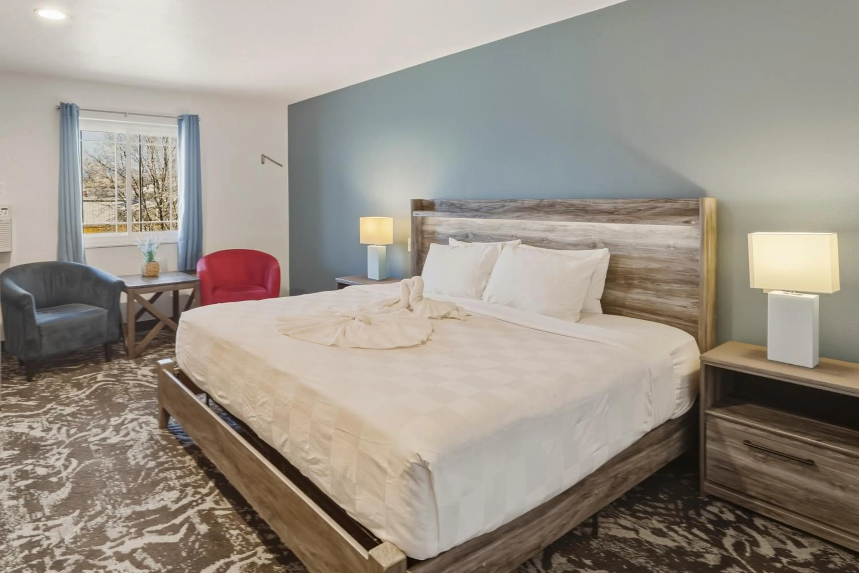 Seating area, Bed in RiverWalk Inn