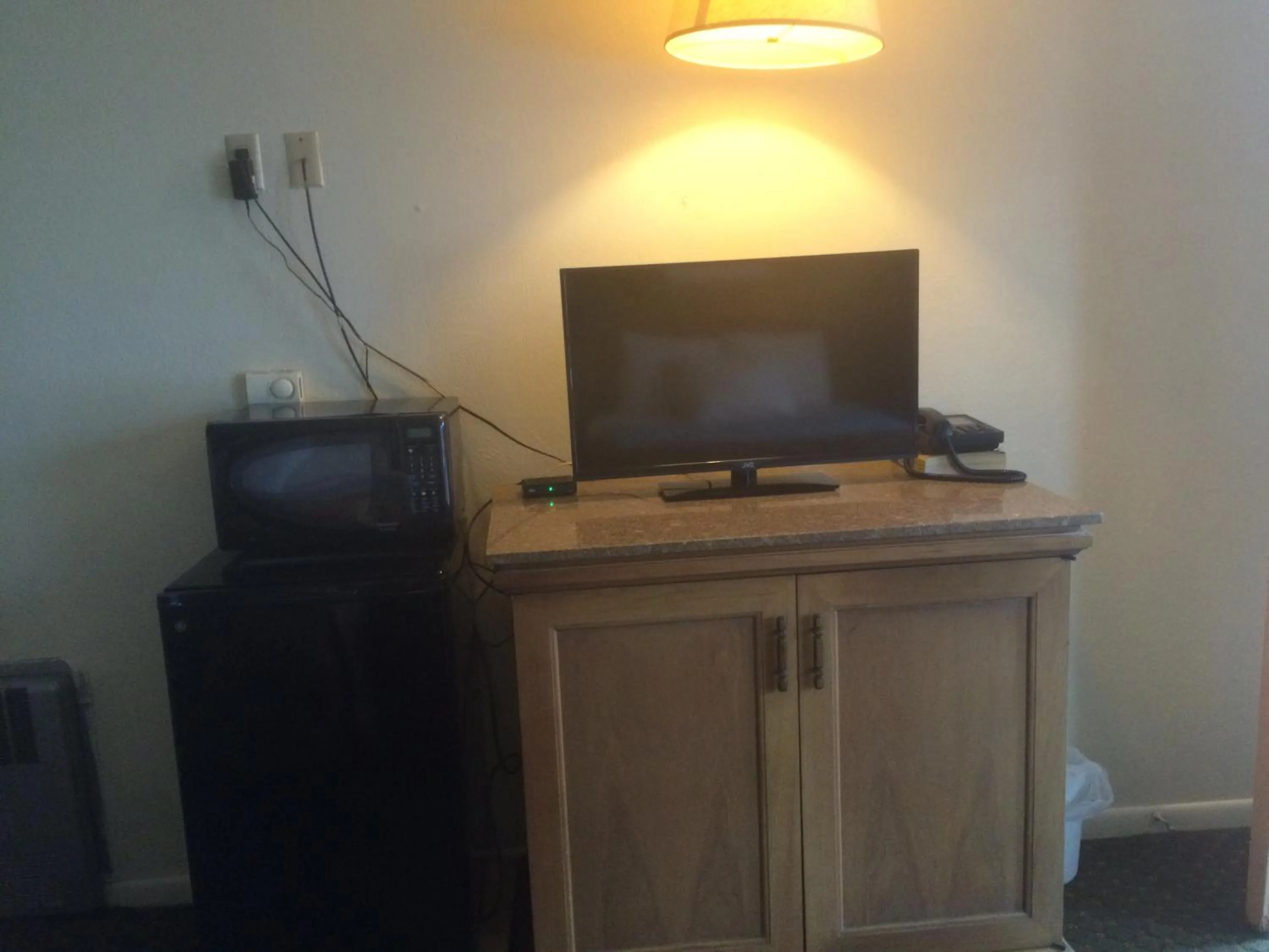 TV and multimedia in Alamo Motel