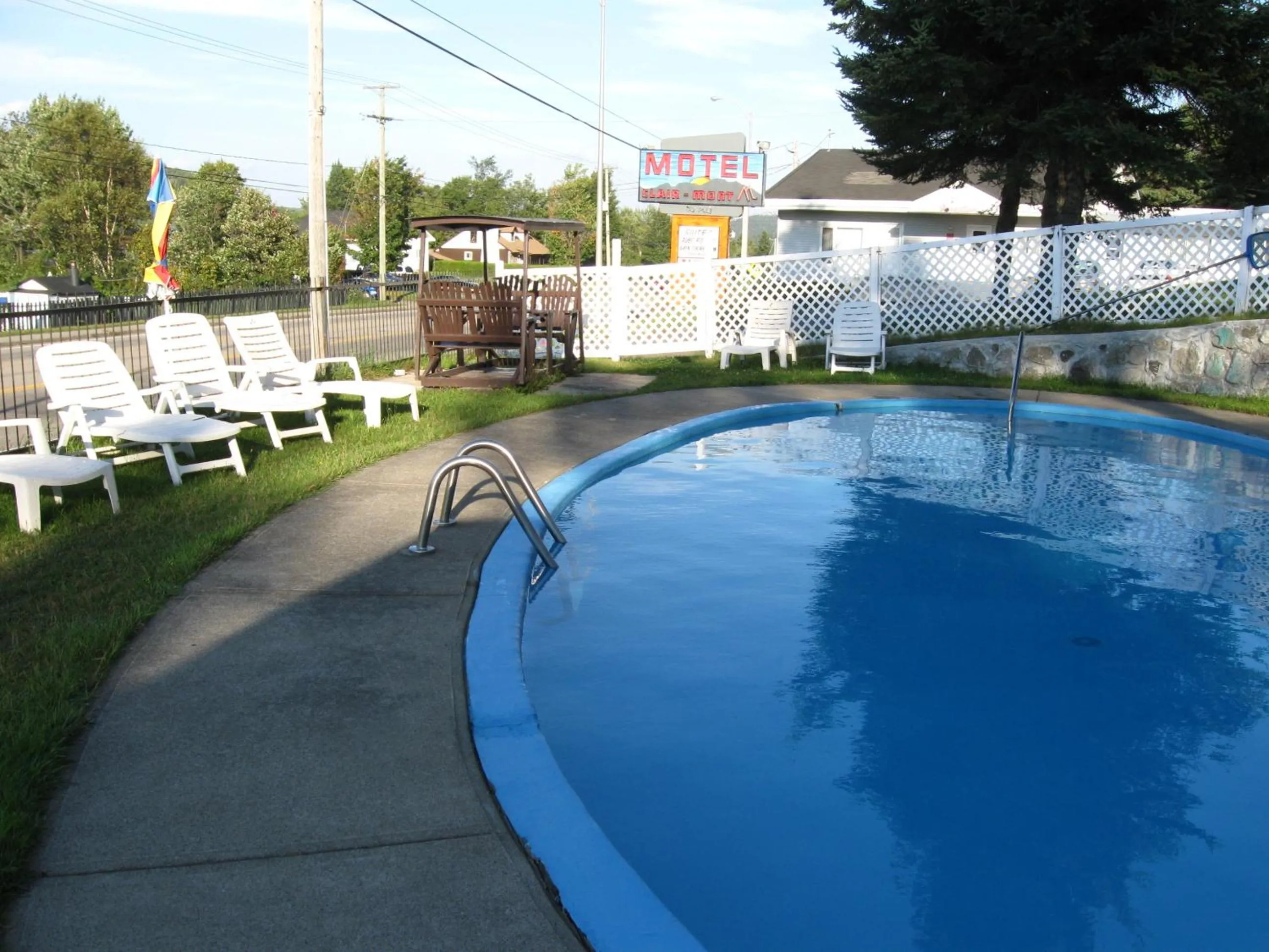 Swimming pool in Motel Clair Mont