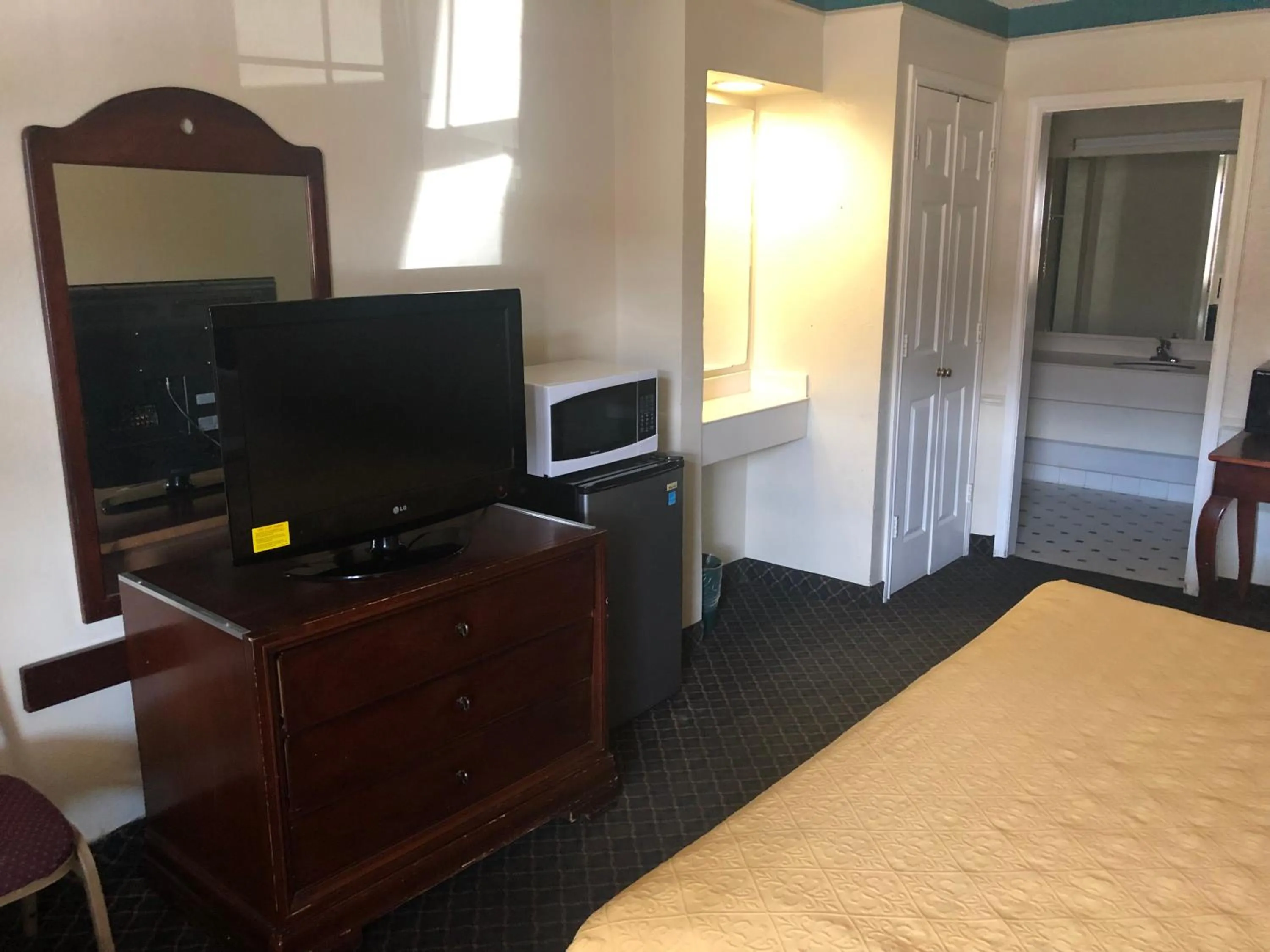 TV and multimedia, Bed in Americas Best Value Inn Denver