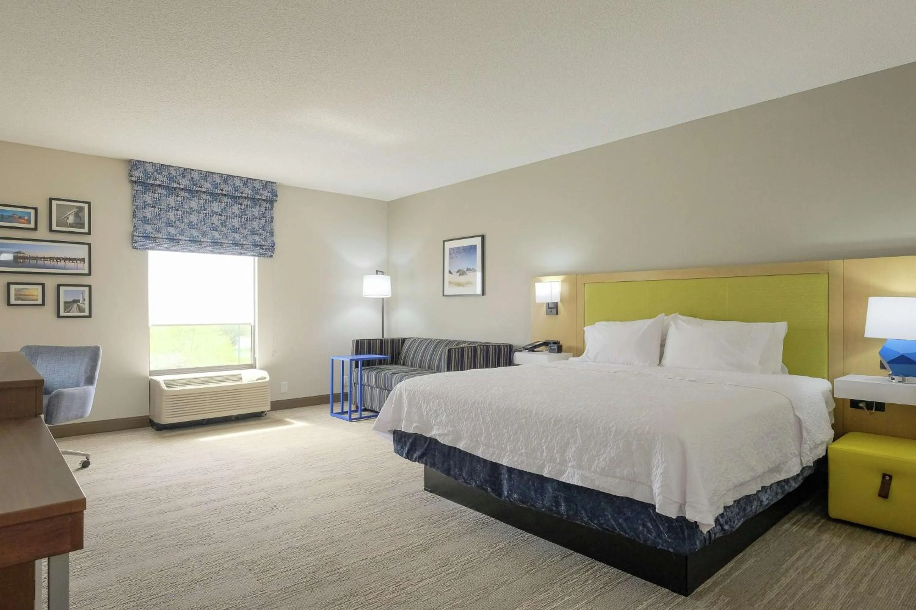 Living room, Bed in Hampton Inn Edenton