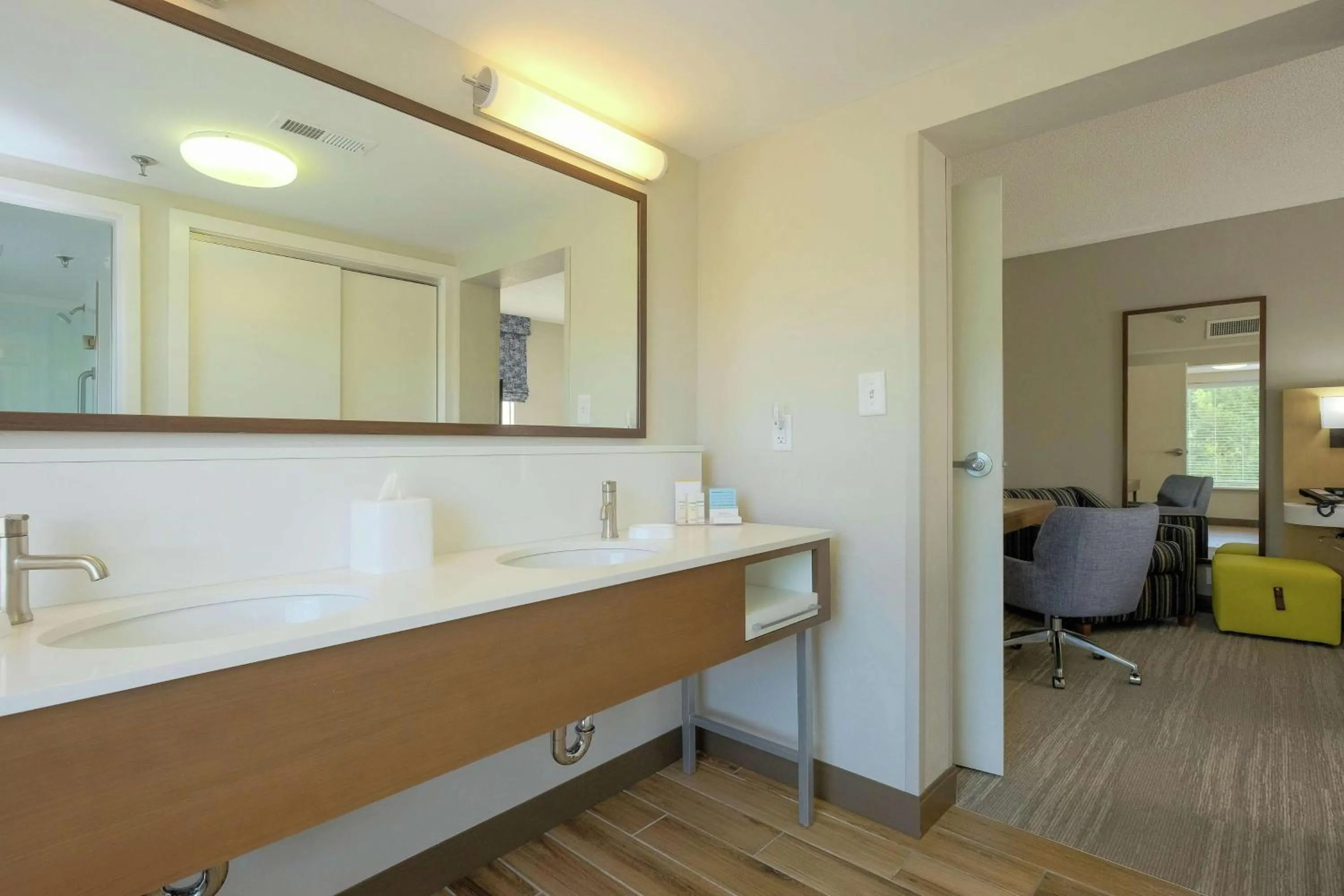 Photo of the whole room in Hampton Inn Edenton