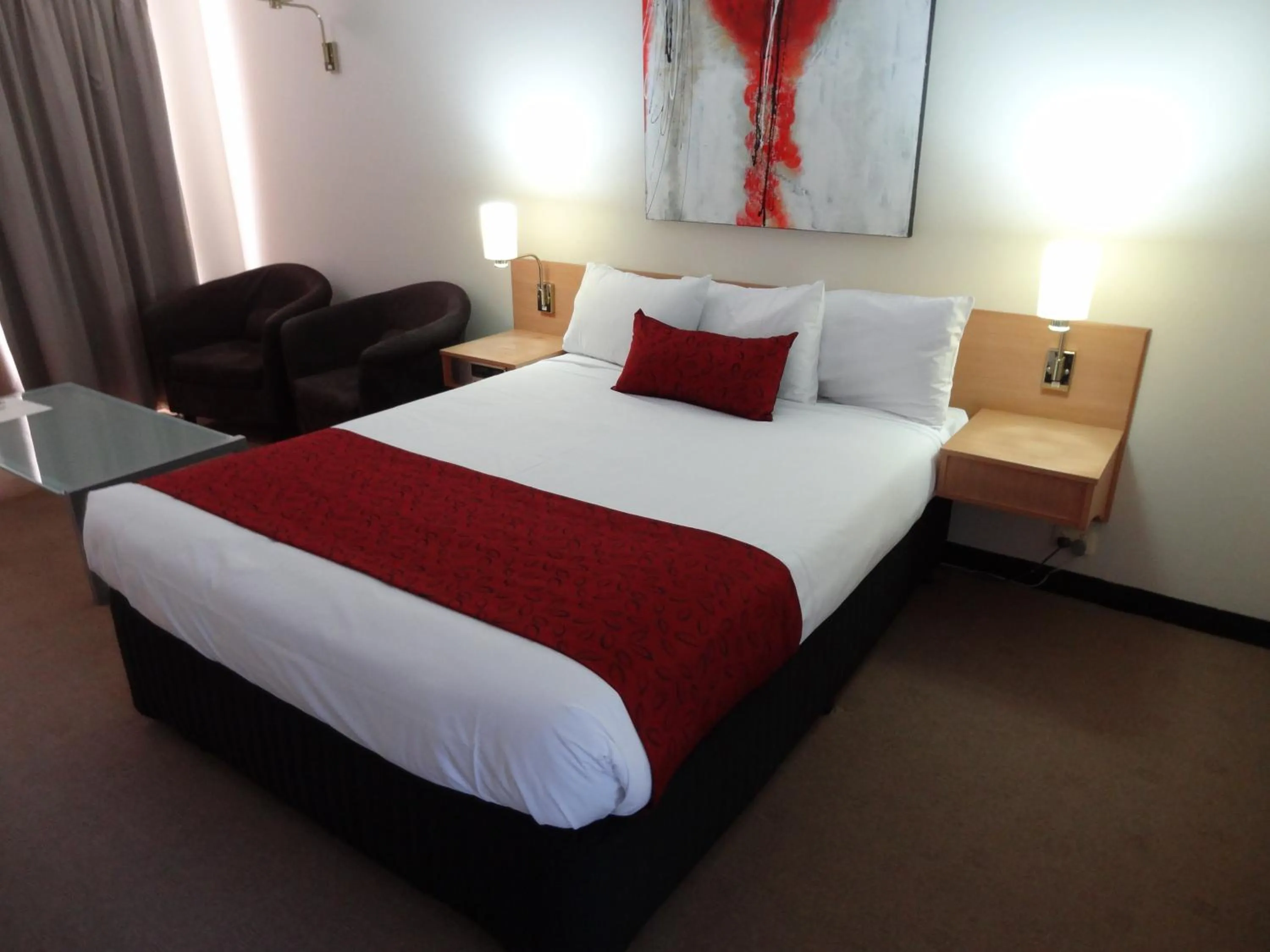 Photo of the whole room, Bed in Hermitage Motor Inn