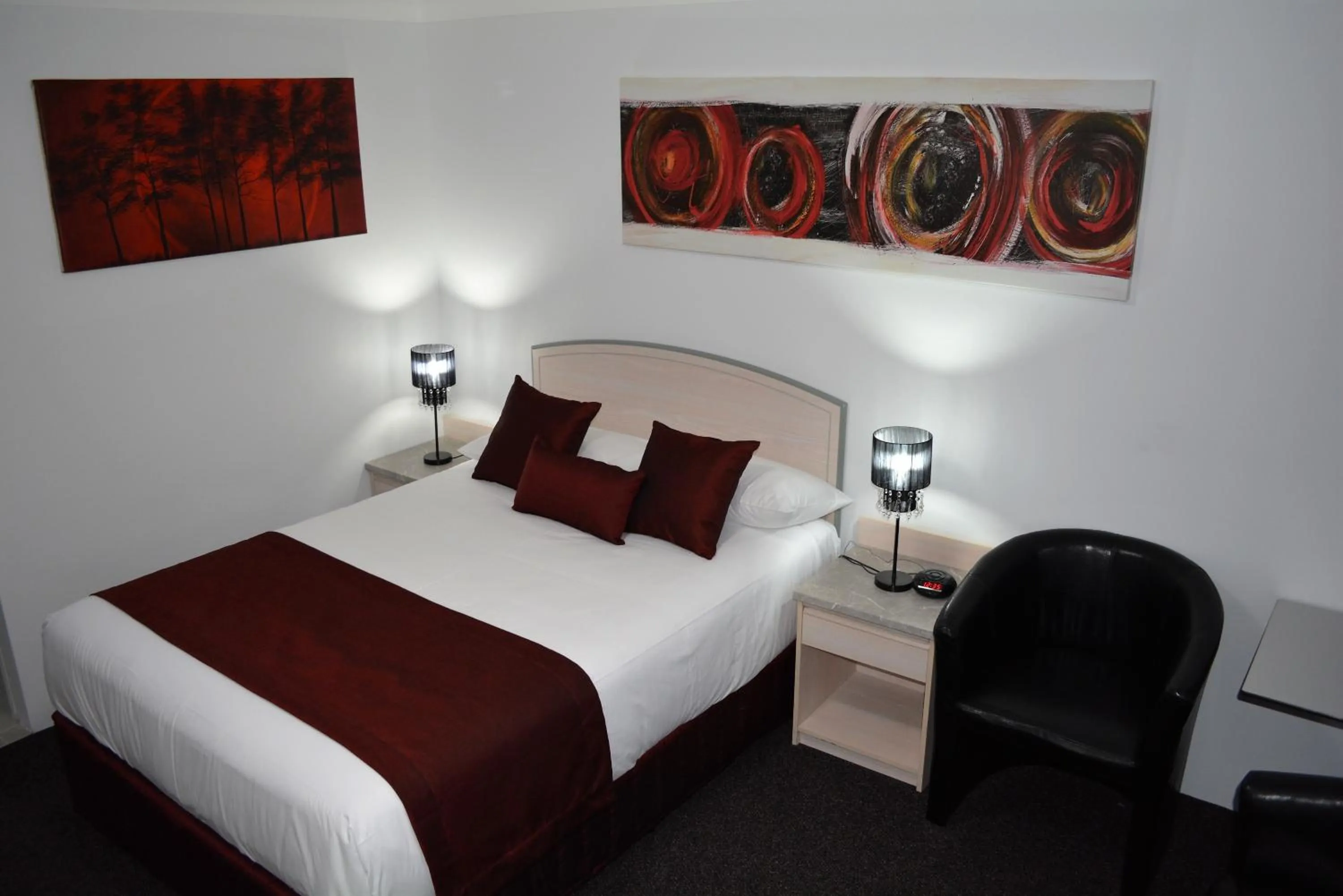 Bed in Alabaster Motor Inn