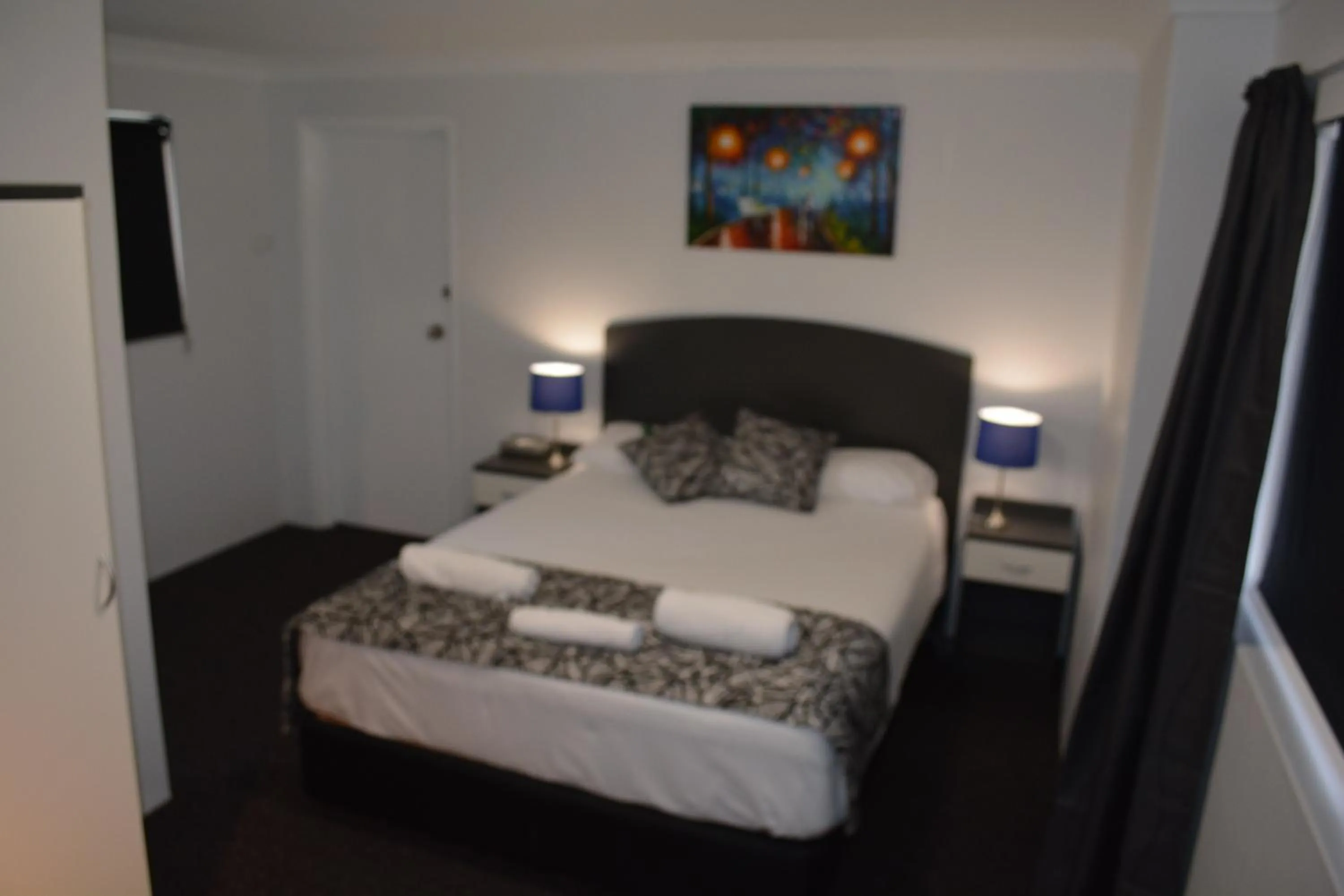 Photo of the whole room, Bed in Alabaster Motor Inn