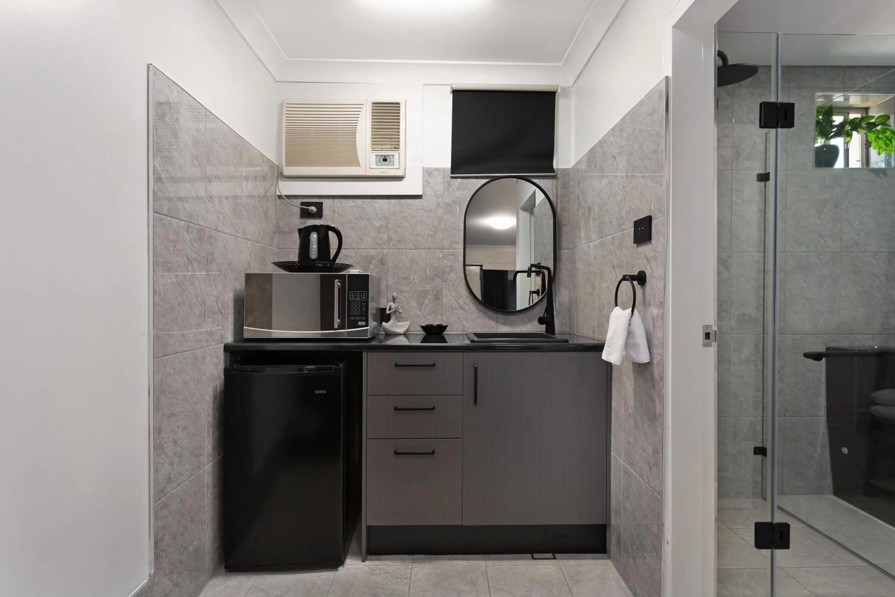 Bathroom in Alabaster Motor Inn