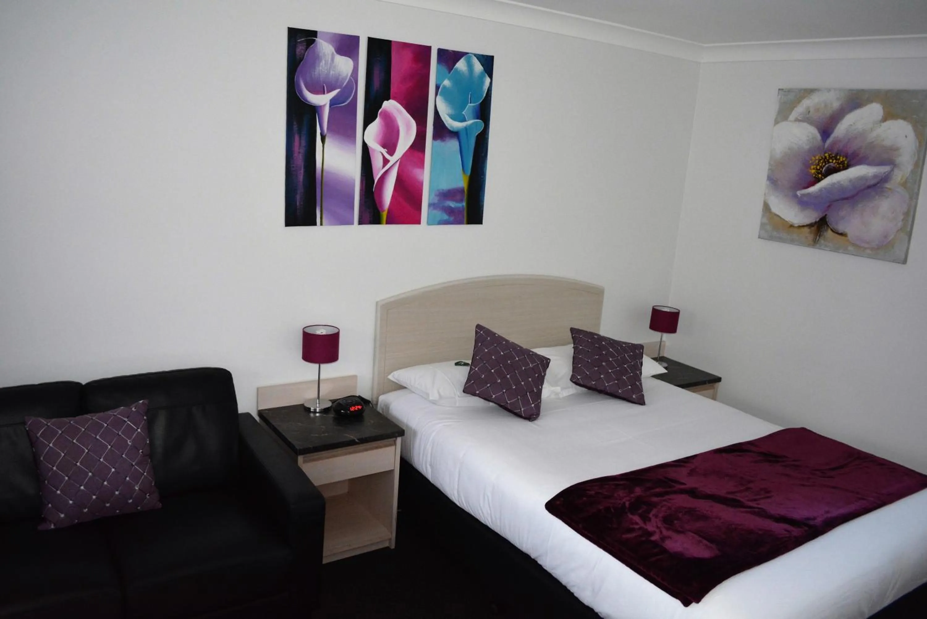 Bed in Alabaster Motor Inn