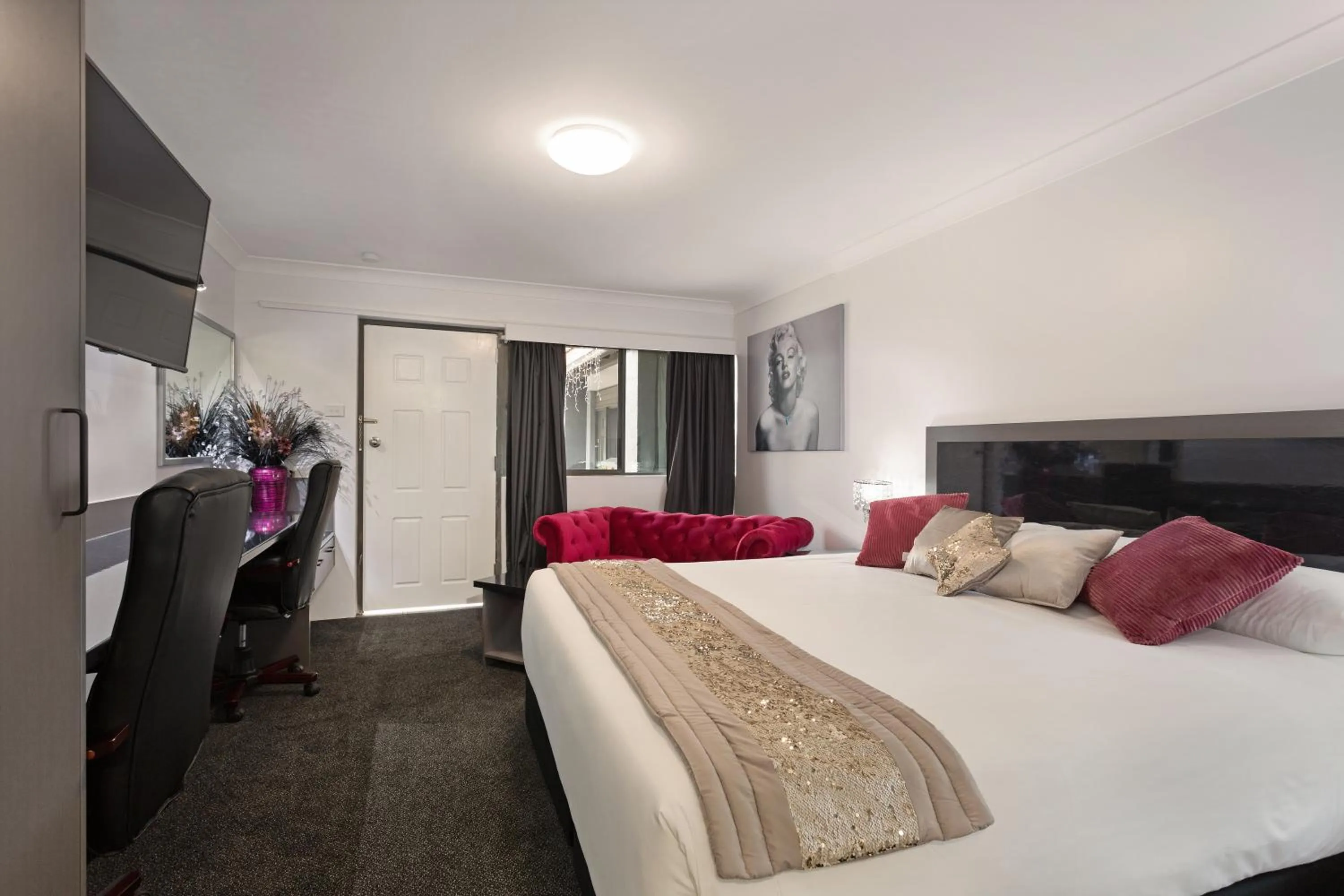 Photo of the whole room, Bed in Alabaster Motor Inn