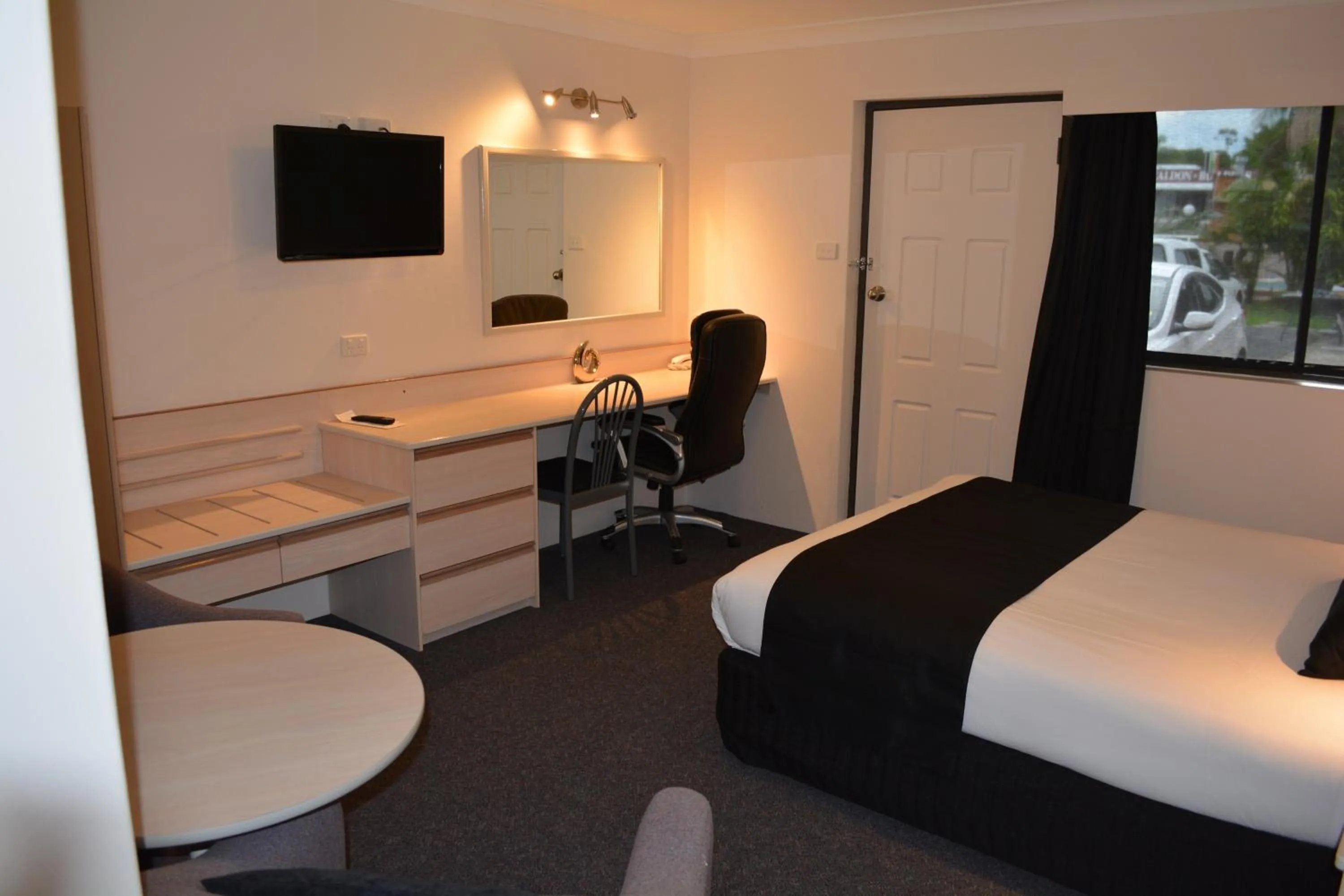 Seating area, Bed in Alabaster Motor Inn